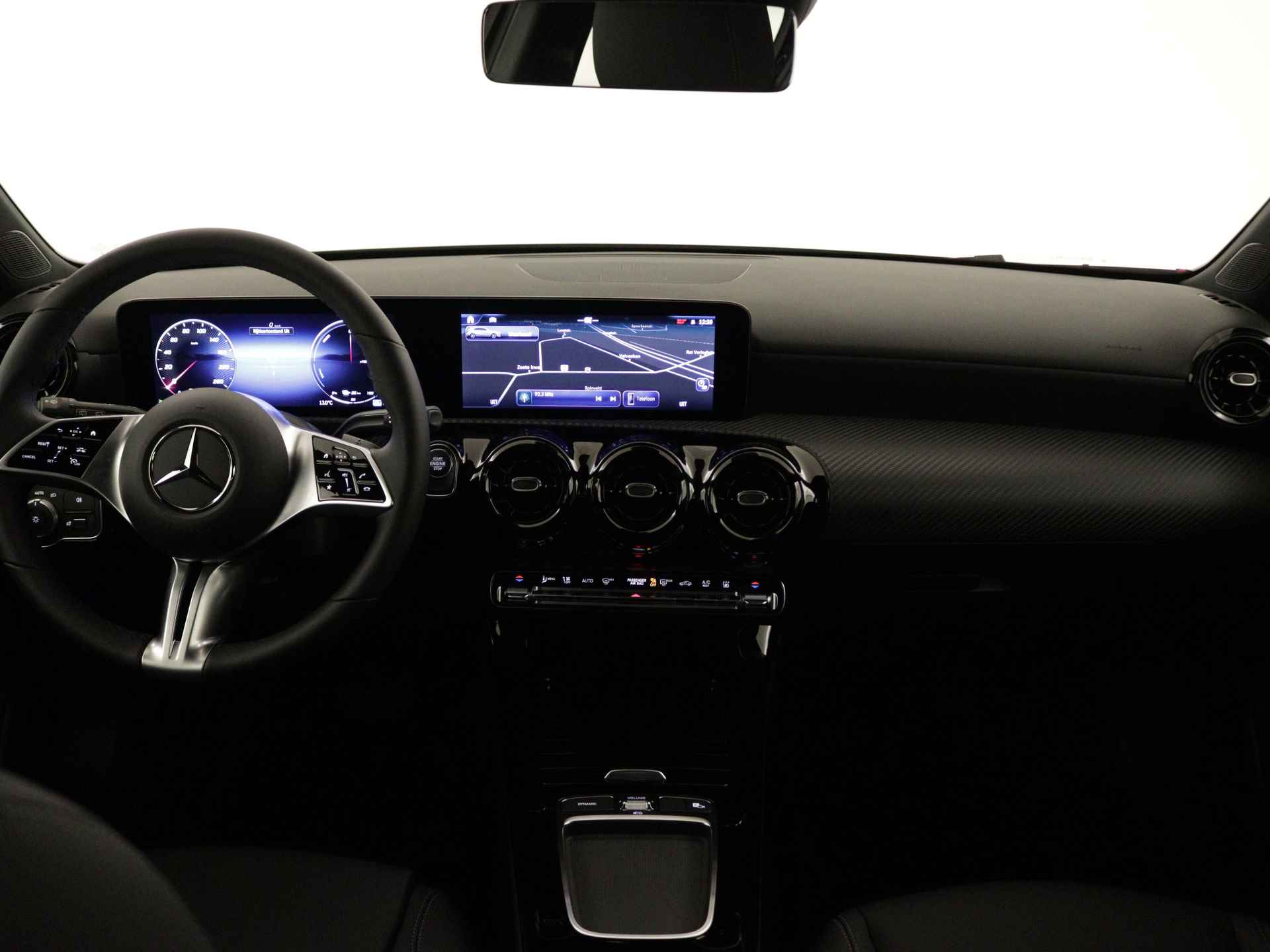 Mercedes-Benz A-Klasse 250 e Star Edition | Dodehoekassistent | 	Extra USB-poorten | Spiegelpakket | High-performance led-koplampen | Parkeerpakket met achteruitrijcamera | Verwarmde stoelen vooraan | - 26/37