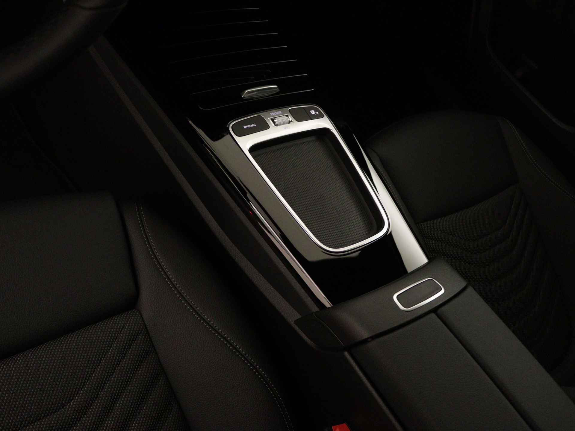 Mercedes-Benz A-Klasse 250 e Star Edition | Dodehoekassistent | 	Extra USB-poorten | Spiegelpakket | High-performance led-koplampen | Parkeerpakket met achteruitrijcamera | Verwarmde stoelen vooraan | - 27/37