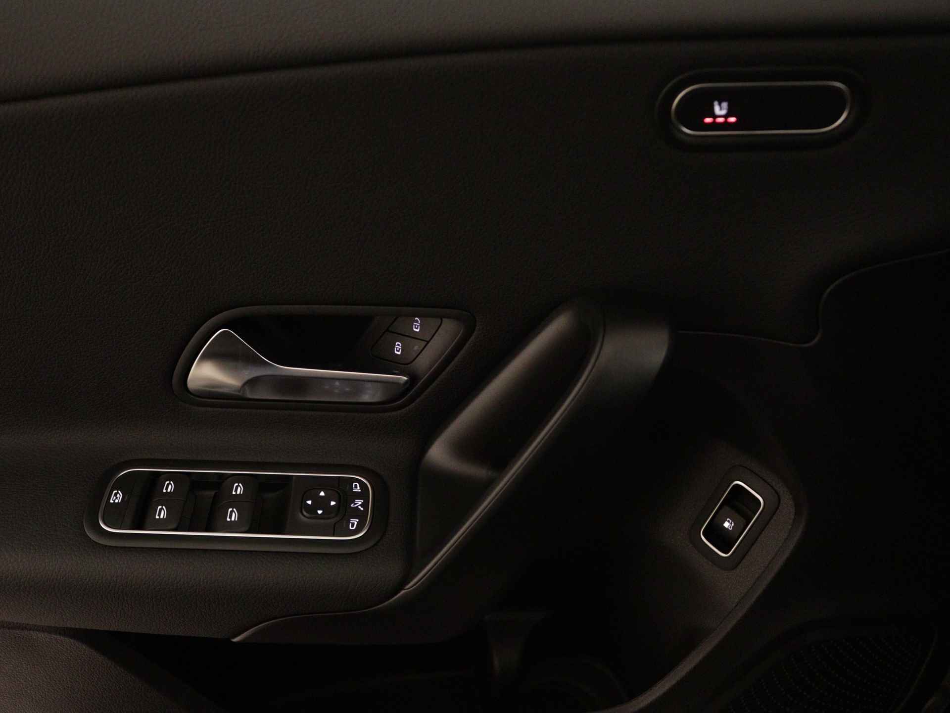 Mercedes-Benz A-Klasse 250 e Star Edition | Dodehoekassistent | 	Extra USB-poorten | Spiegelpakket | High-performance led-koplampen | Parkeerpakket met achteruitrijcamera | Verwarmde stoelen vooraan | - 28/37