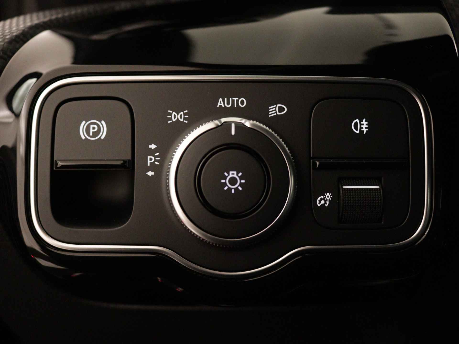 Mercedes-Benz A-Klasse 250 e Star Edition | Dodehoekassistent | 	Extra USB-poorten | Spiegelpakket | High-performance led-koplampen | Parkeerpakket met achteruitrijcamera | Verwarmde stoelen vooraan | - 29/37