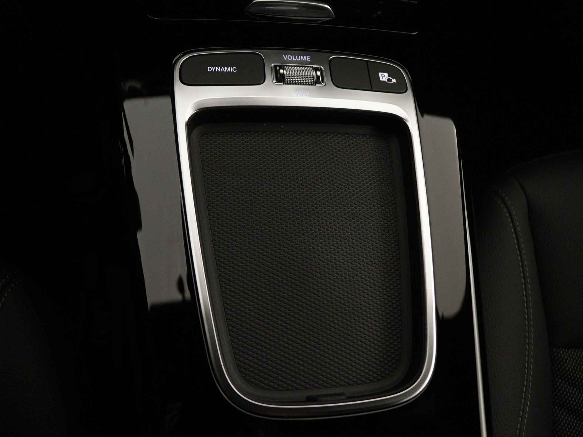 Mercedes-Benz A-Klasse 250 e Star Edition | Dodehoekassistent | 	Extra USB-poorten | Spiegelpakket | High-performance led-koplampen | Parkeerpakket met achteruitrijcamera | Verwarmde stoelen vooraan | - 30/37