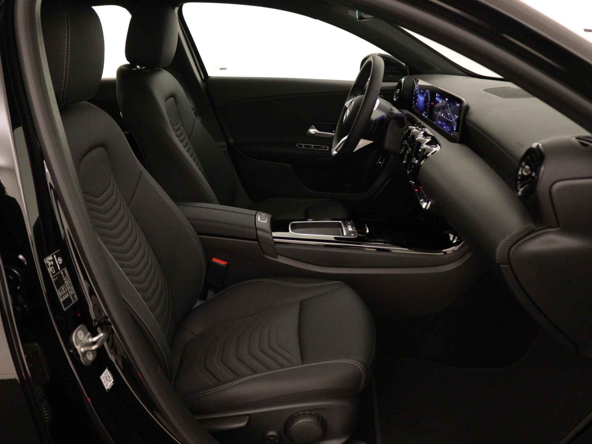 Mercedes-Benz A-Klasse 250 e Star Edition | Dodehoekassistent | 	Extra USB-poorten | Spiegelpakket | High-performance led-koplampen | Parkeerpakket met achteruitrijcamera | Verwarmde stoelen vooraan | - 31/37