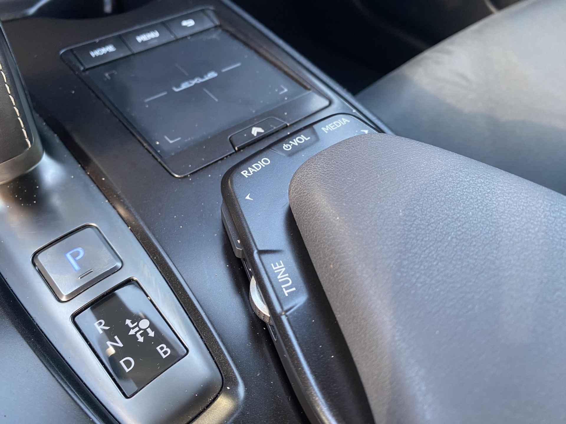 Lexus UX 300e Business 54 kWh NL-AUTO VOLLEDIG ELEKTRISCH APPLE CARPLAY ANDROID AUTO EL-STOELEN DAB+ - 16/35