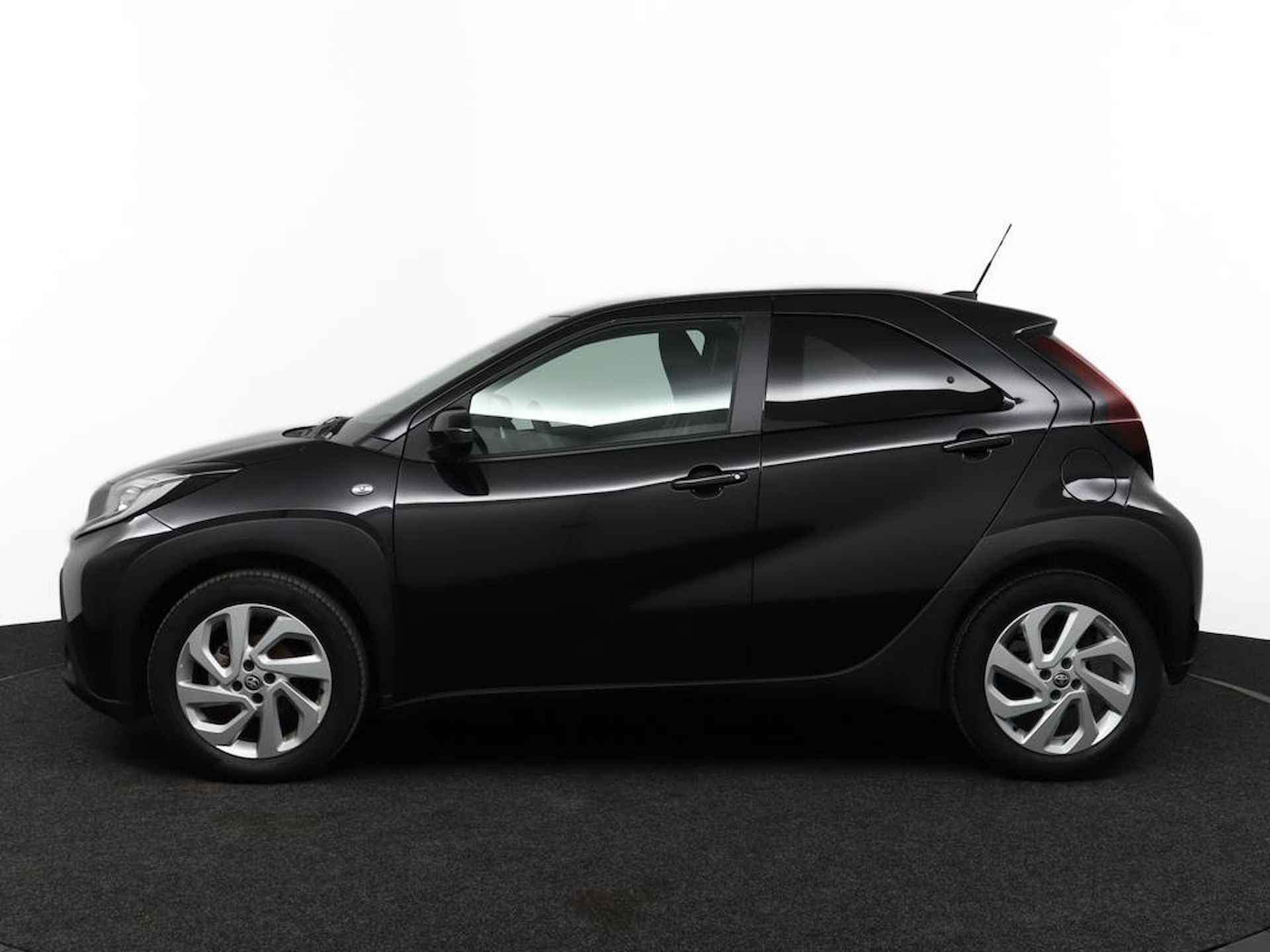 Toyota Aygo X 1.0 VVT-i MT first | Lm velgen | Adaptive Cruise Control | Achteruitrijcamera | Stoelverwarming | - 3/46