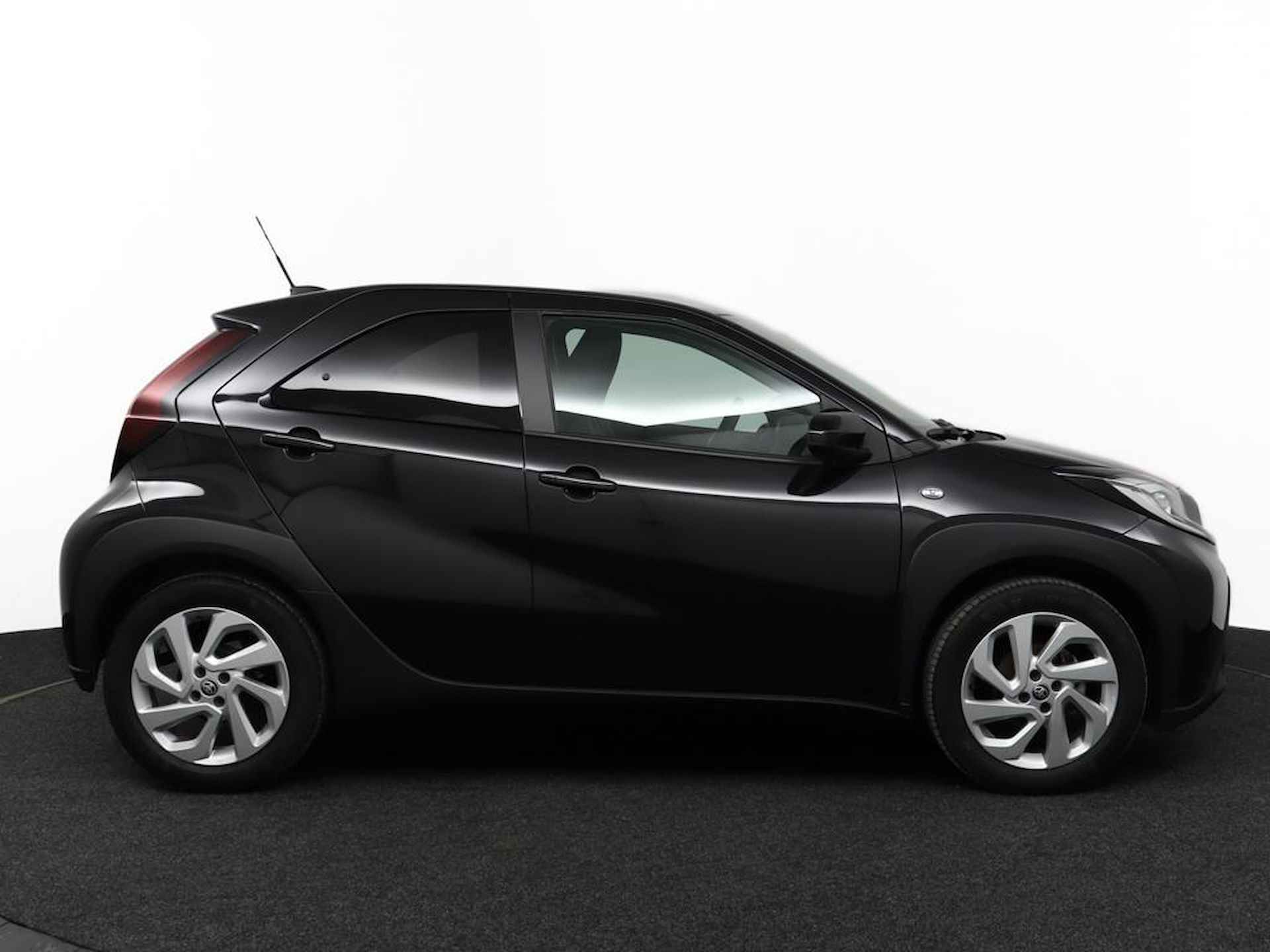 Toyota Aygo X 1.0 VVT-i MT first | Lm velgen | Adaptive Cruise Control | Achteruitrijcamera | Stoelverwarming | - 13/46