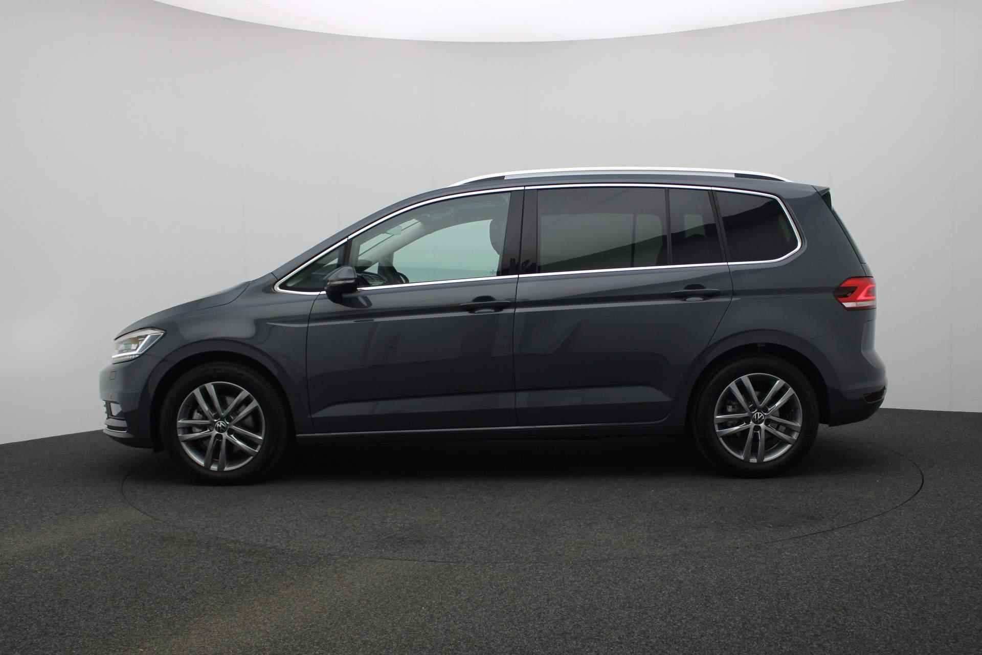 Volkswagen Touran 7 pers. 1.5 TSI 150PK DSG Highline | Navi | Stoelverwarming | Parkeersensoren voor/achter | Apple Carplay / Android Auto | ACC | Keyless - 17/37