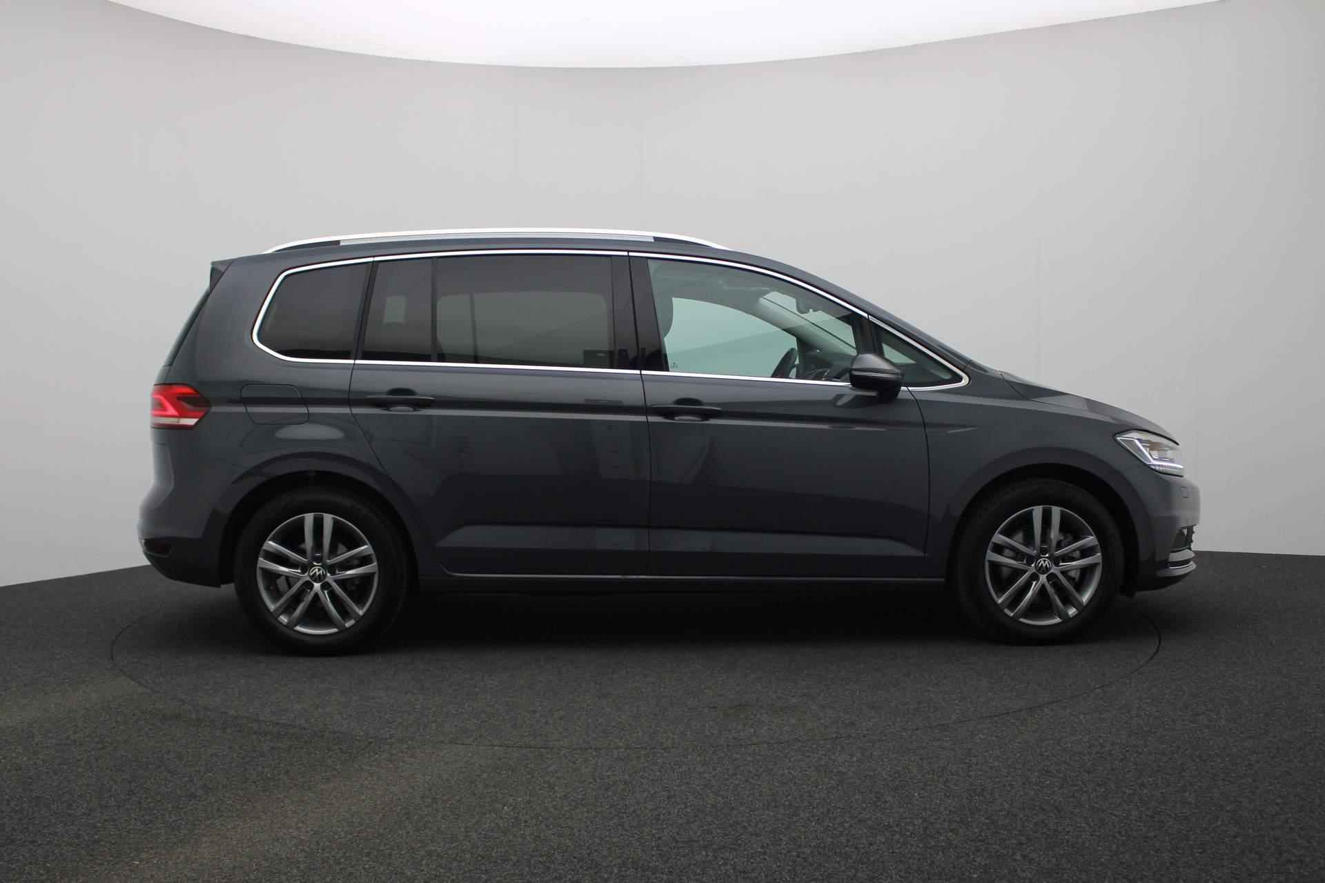 Volkswagen Touran 7 pers. 1.5 TSI 150PK DSG Highline | Navi | Stoelverwarming | Parkeersensoren voor/achter | Apple Carplay / Android Auto | ACC | Keyless - 18/37