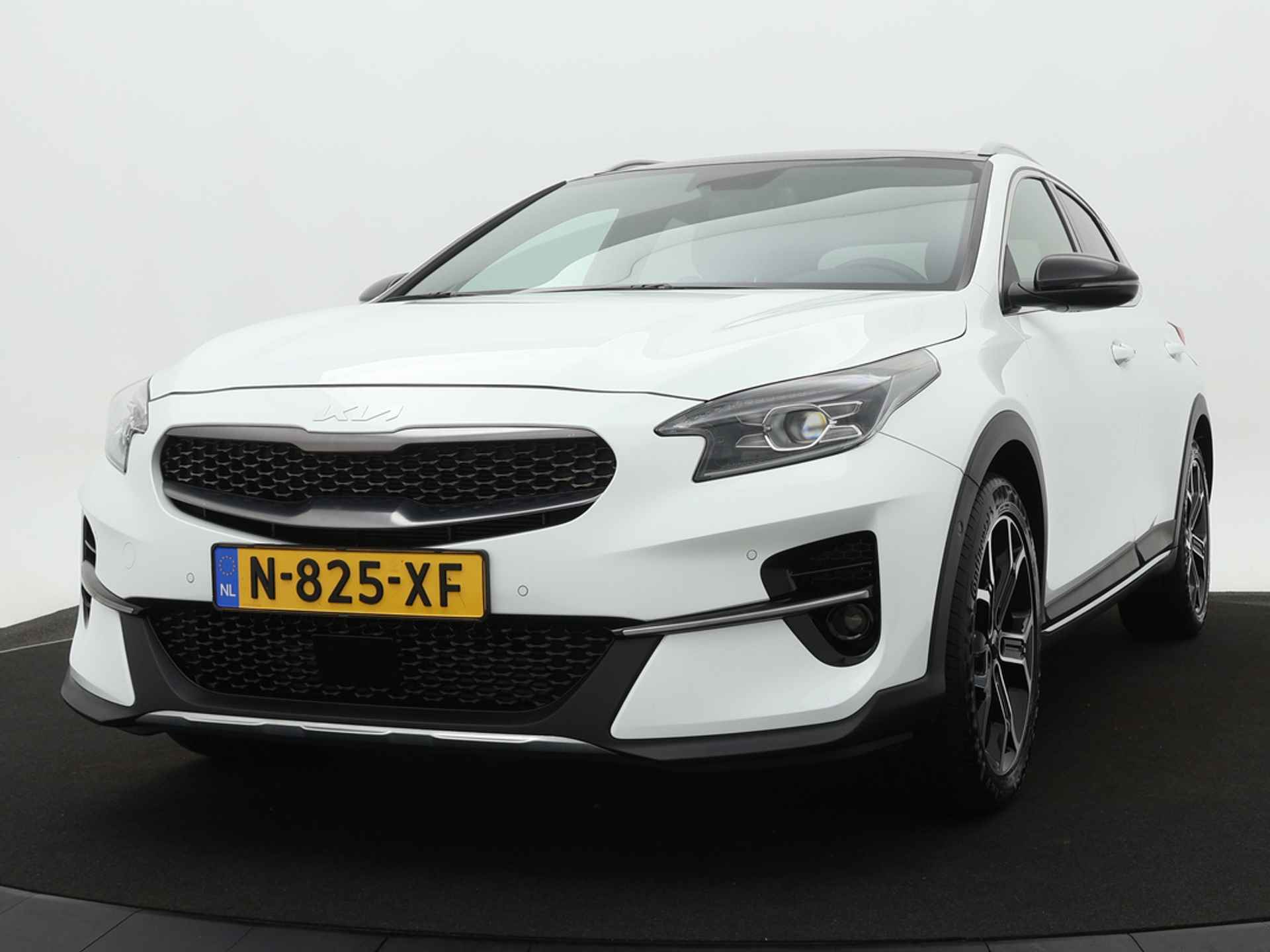 Kia Xceed 1.0 T-GDi Black Edition - Automatische achterklep - Navigatie - Glazen schuif-/kanteldak - Fabrieksgarantie tot 02-2029 - 2/40