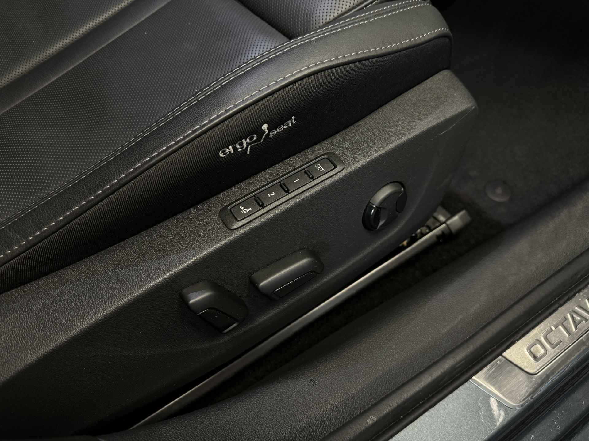 Škoda Octavia Combi 1.4 TSI iV HeadUp/MemoryStoelen/CrystalLight - 14/40