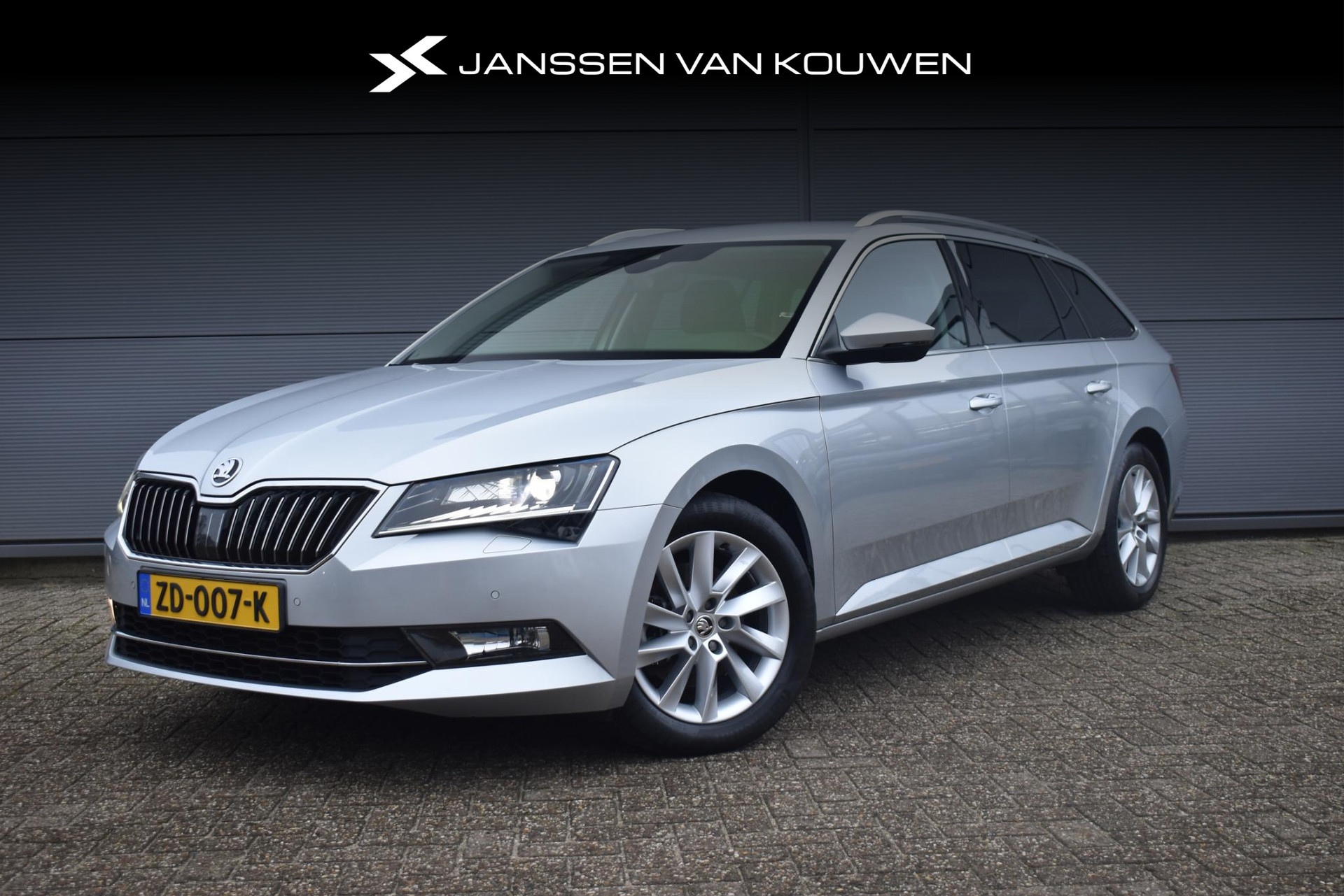 Skoda Superb Combi 1.5 TSI ACT Business Edition Automaat Stoelverwarming Achterbankverwarming Navigatie Camera