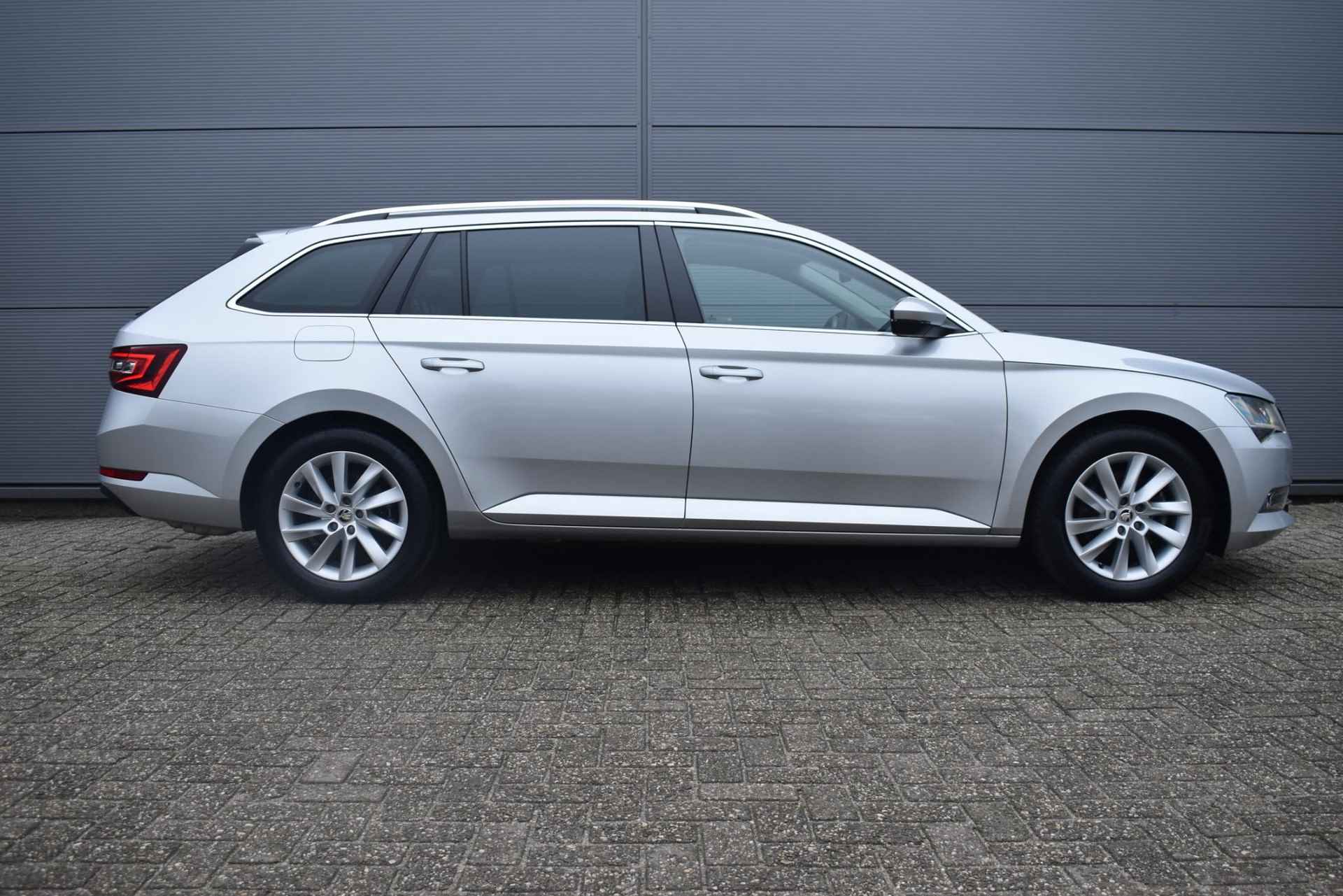 Skoda Superb Combi 1.5 TSI ACT Business Edition Automaat Stoelverwarming Achterbankverwarming Navigatie Camera - 3/46