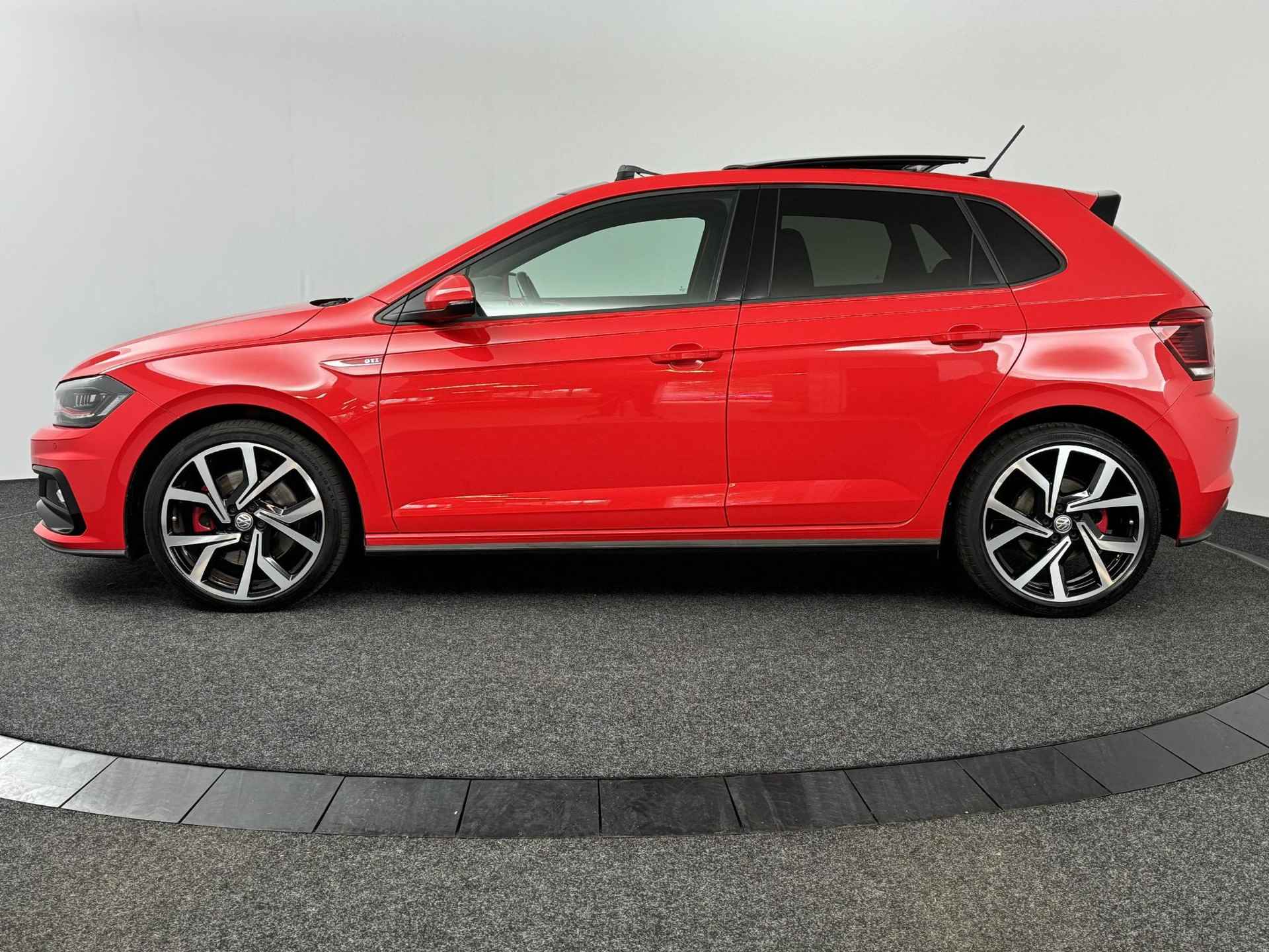 Volkswagen Polo 2.0 TSI GTI | Keyless | Panoramadak | LED | 18 inch - 15/45