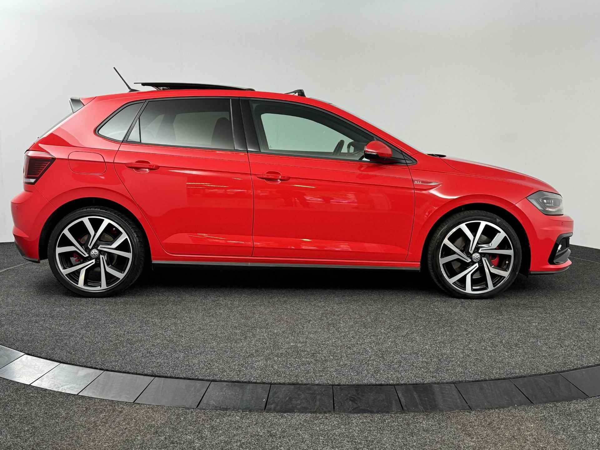 Volkswagen Polo 2.0 TSI GTI | Keyless | Panoramadak | LED | 18 inch - 16/45