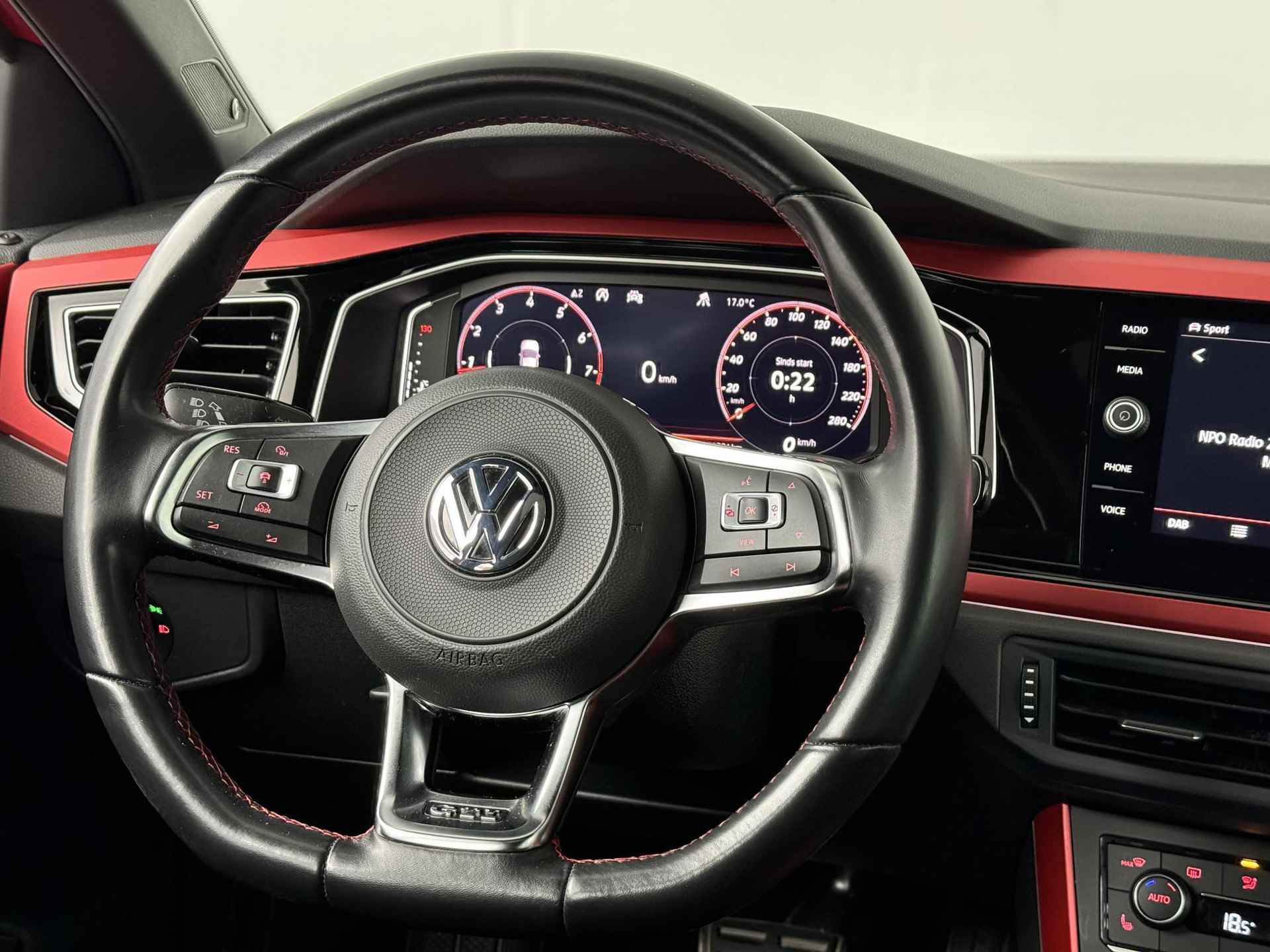 Volkswagen Polo 2.0 TSI GTI | Keyless | Panoramadak | LED | 18 inch - 26/45