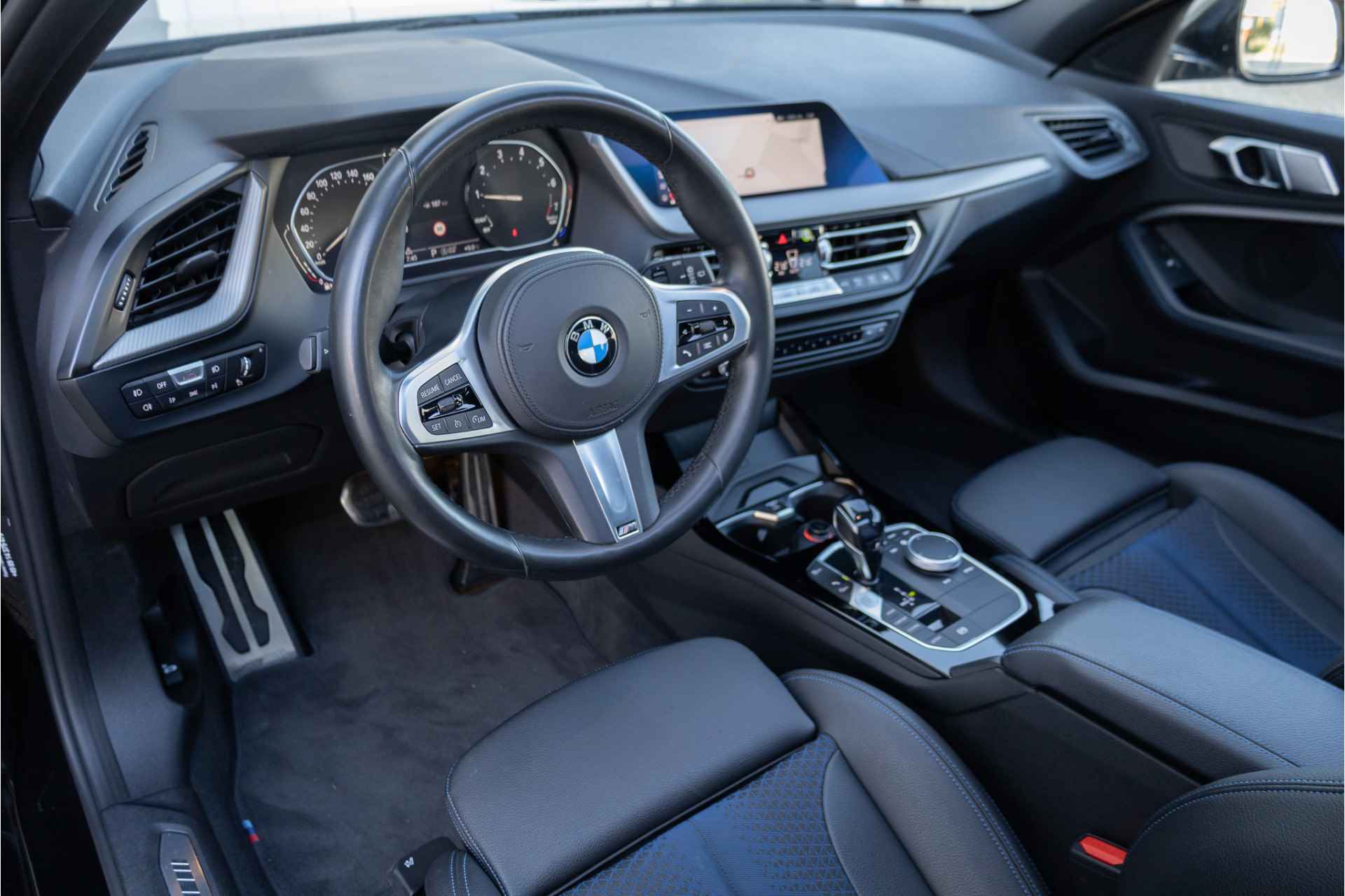 BMW 1-serie 118i M Sport ✅ALS NIEUW! ✅PANO✅BTW✅Dealeronderhouden✅1JaarBOVAG - 15/30