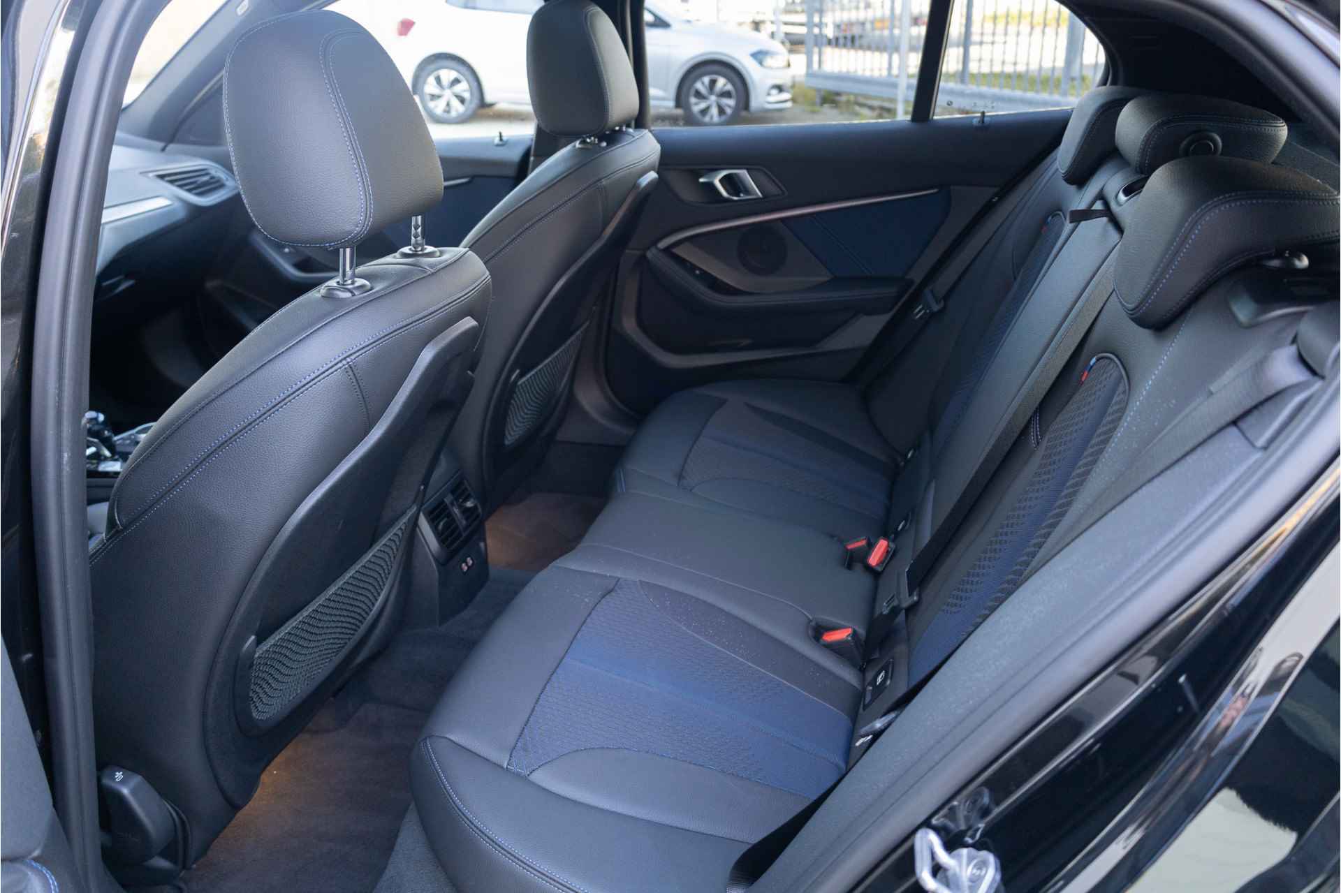 BMW 1-serie 118i M Sport ✅ALS NIEUW! ✅PANO✅BTW✅Dealeronderhouden✅1JaarBOVAG - 18/30