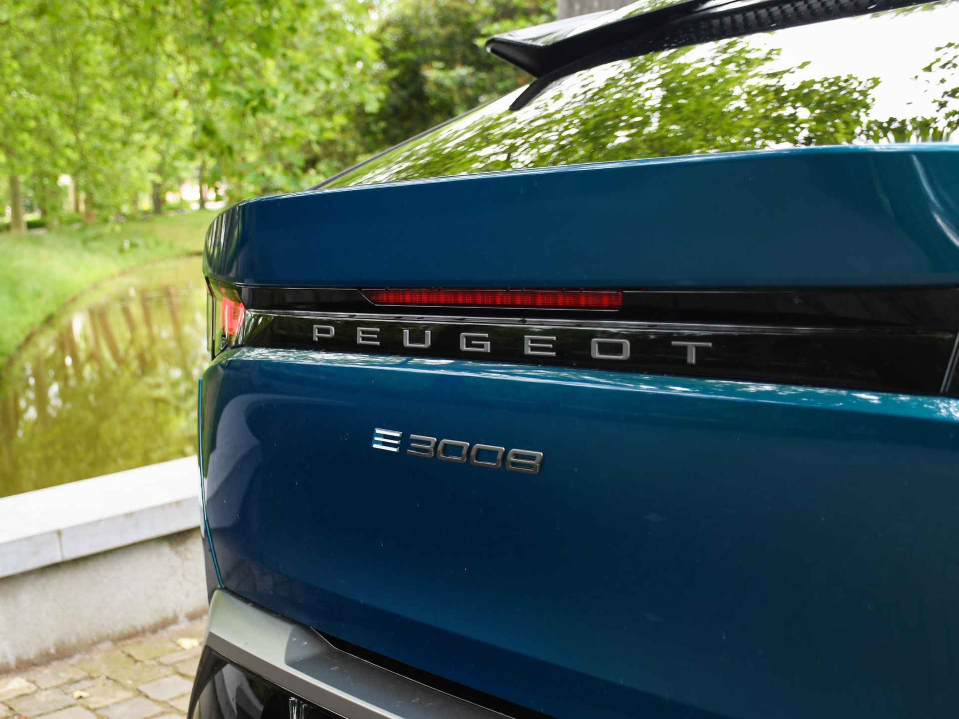 Peugeot e-3008 GT 73 kWh 213pk Automaat ADAPT. CRUISE | SCHUIF-DAK | 20''LM | PDC + 360º CAM. | STANDKACHEL | DODE HOEK | DAB - 58/64