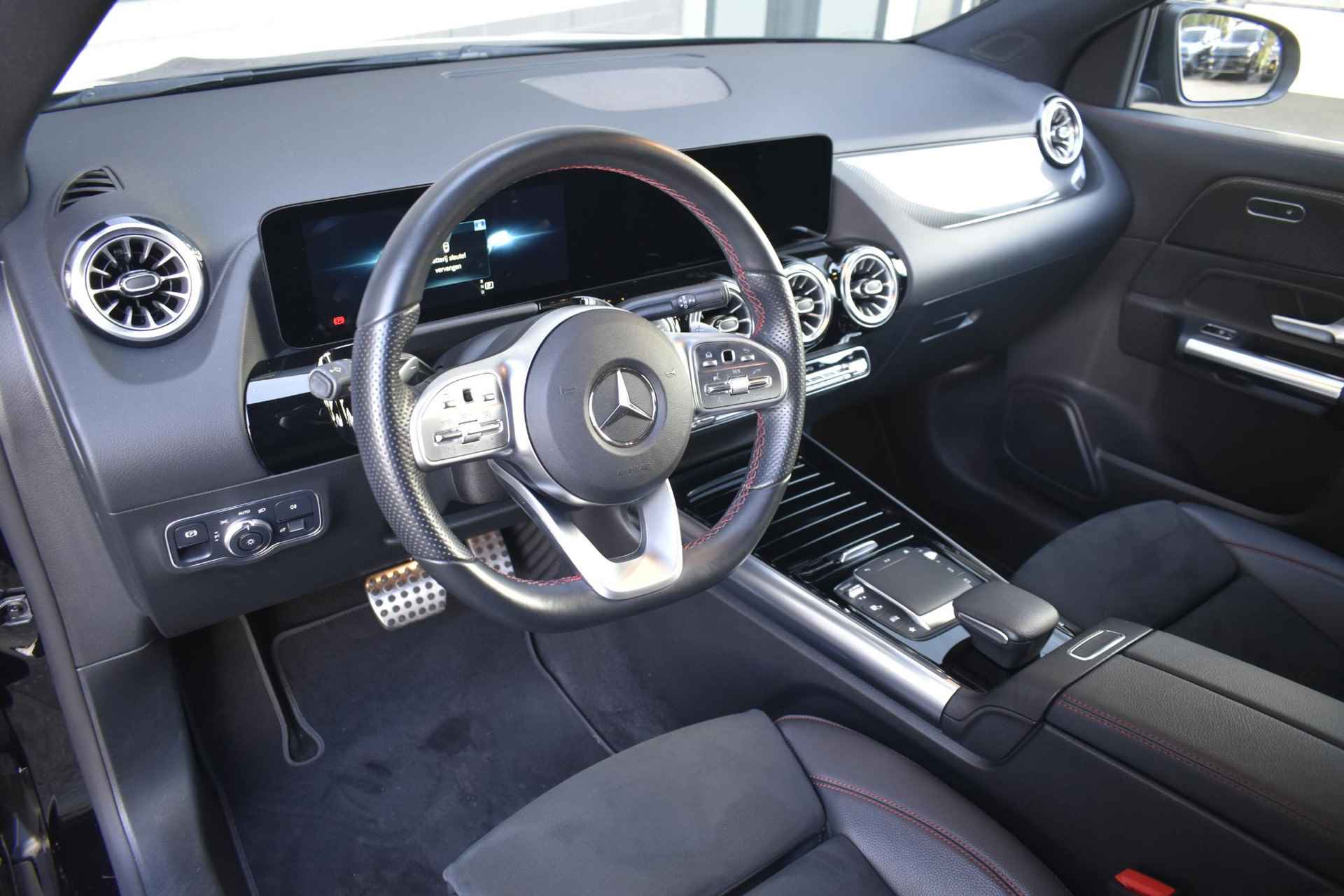 Mercedes-Benz GLA-klasse 180 Business Solution AMG / Widescreen / Navigatie / Stoelverwarming / Camera - 3/45