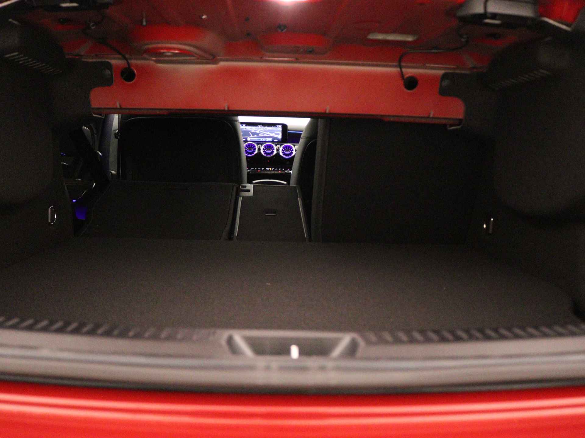 Mercedes-Benz A-Klasse 250 e AMG Line | Premium Pack | Rijassistentiepakket | Nightpakket | KEYLESS GO-comfortpakket | Extra USB-poorten | Sfeerverlichting | MBUX augmented reality voor navigatie | - 31/37