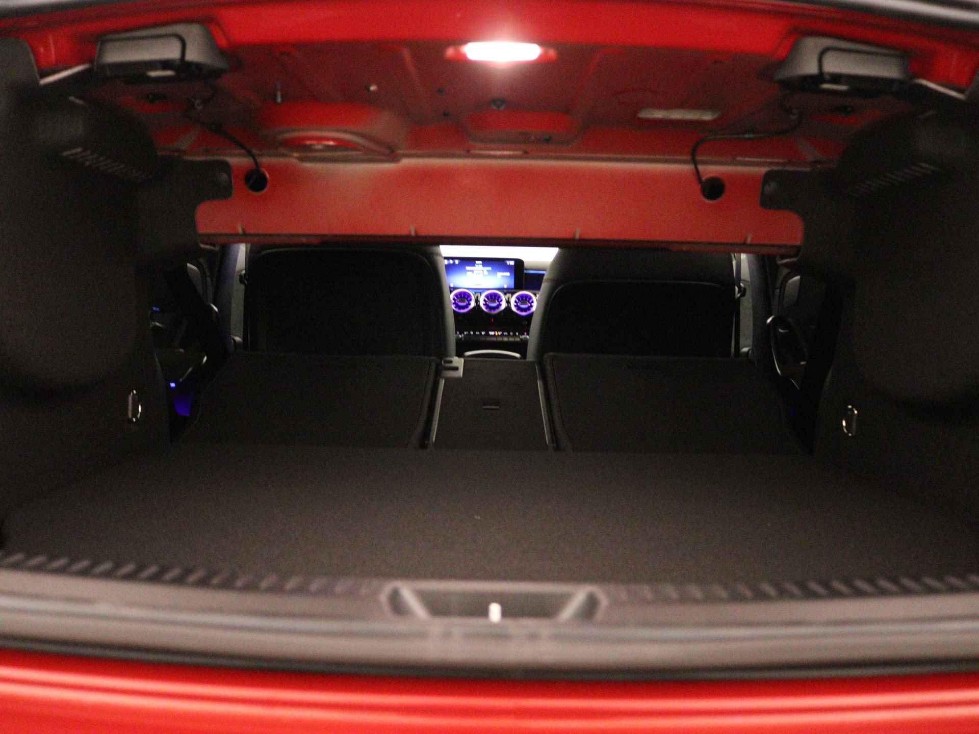 Mercedes-Benz A-Klasse 250 e AMG Line | Premium Pack | Rijassistentiepakket | Nightpakket | KEYLESS GO-comfortpakket | Extra USB-poorten | Sfeerverlichting | MBUX augmented reality voor navigatie | - 32/37