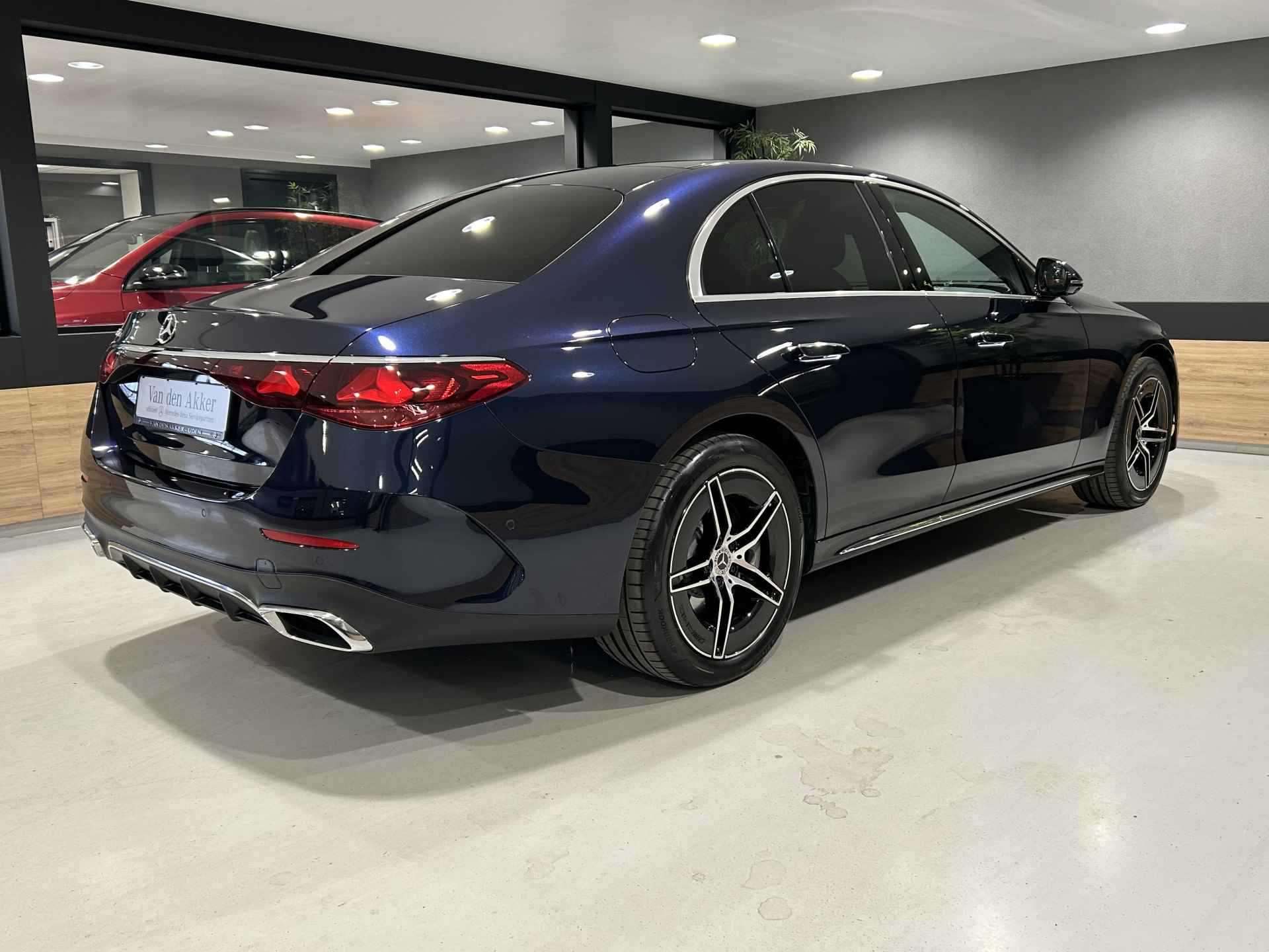 Mercedes-Benz E-Klasse 300e AMG // Burmester 4D // Panoramadak // Headup // Distronic // Leder // Memory // 360 Camera // Stoelventilatie // Keyless - 2/66