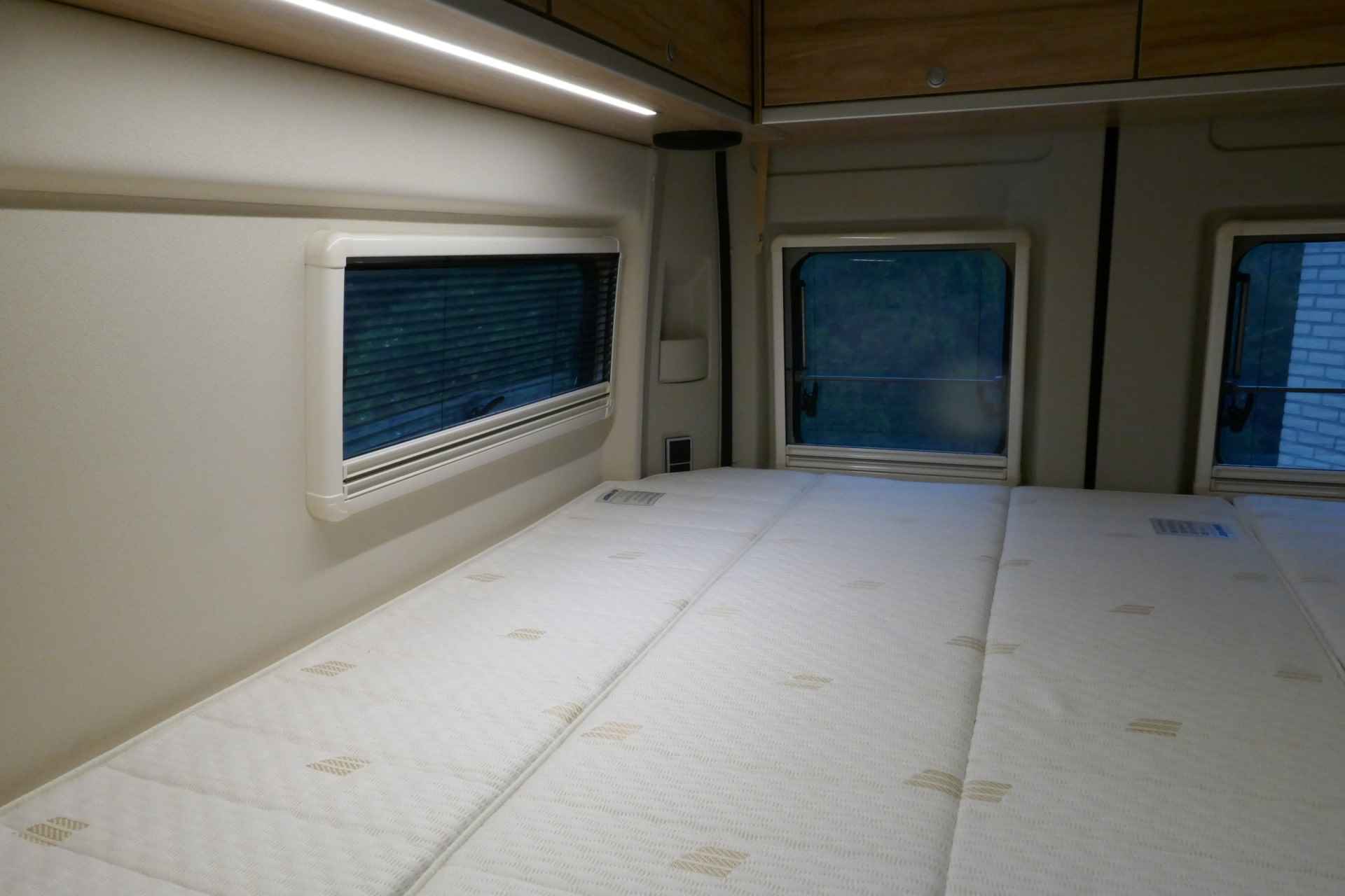 Hymer Yellowstone 640 Hymercar Hefdak 150 pk AUTOMAAT Euro6 Fiat Ducato **Lengtebedden/Hefdak met 2 slaapplaatsen/Trekhaak/NL Camper/S - 19/76