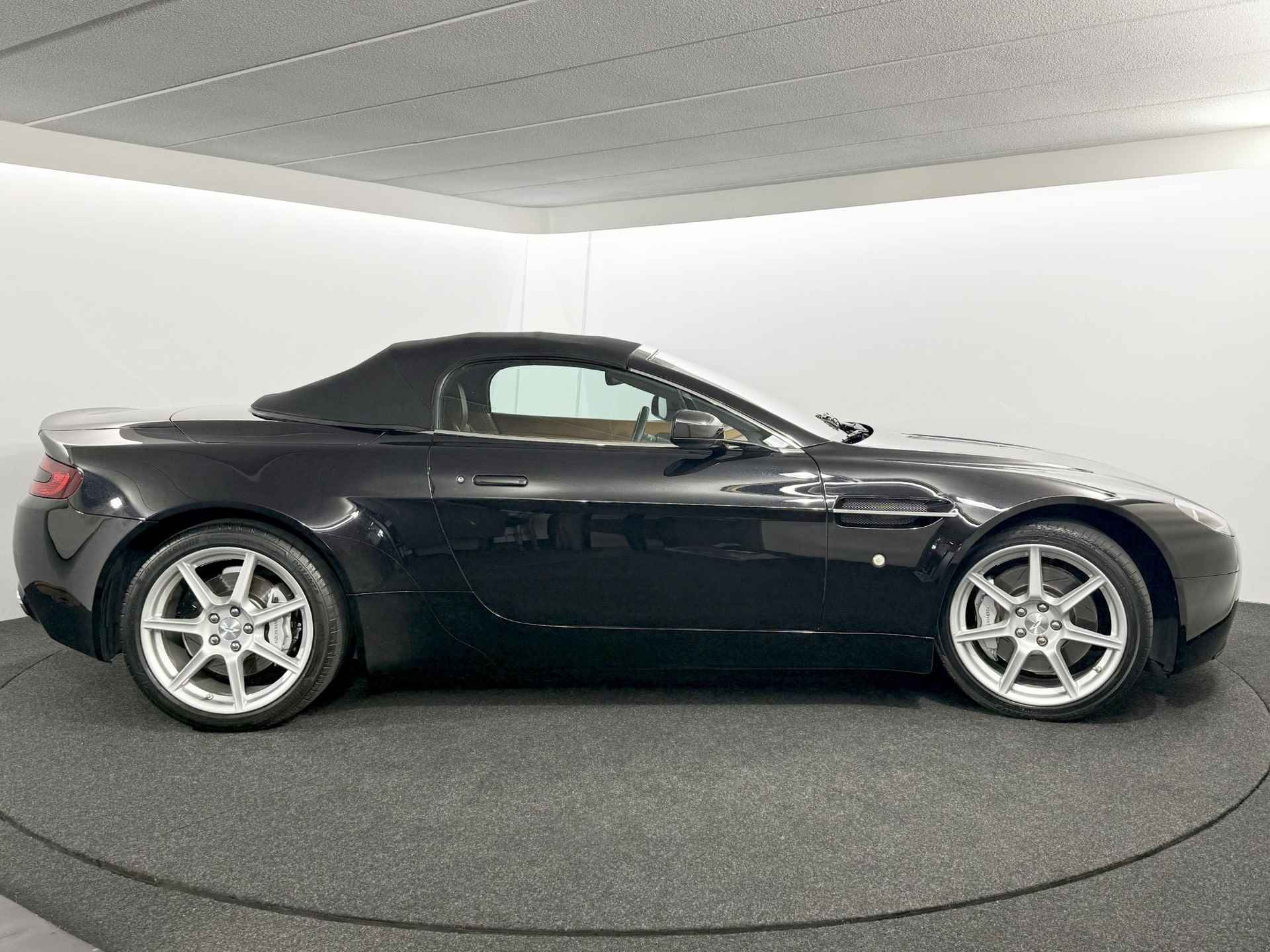 Aston Martin V8 Vantage Roadster 4.3 V8 Sportshift / NL auto / Voll. dealer historie / 60.000km - 10/32