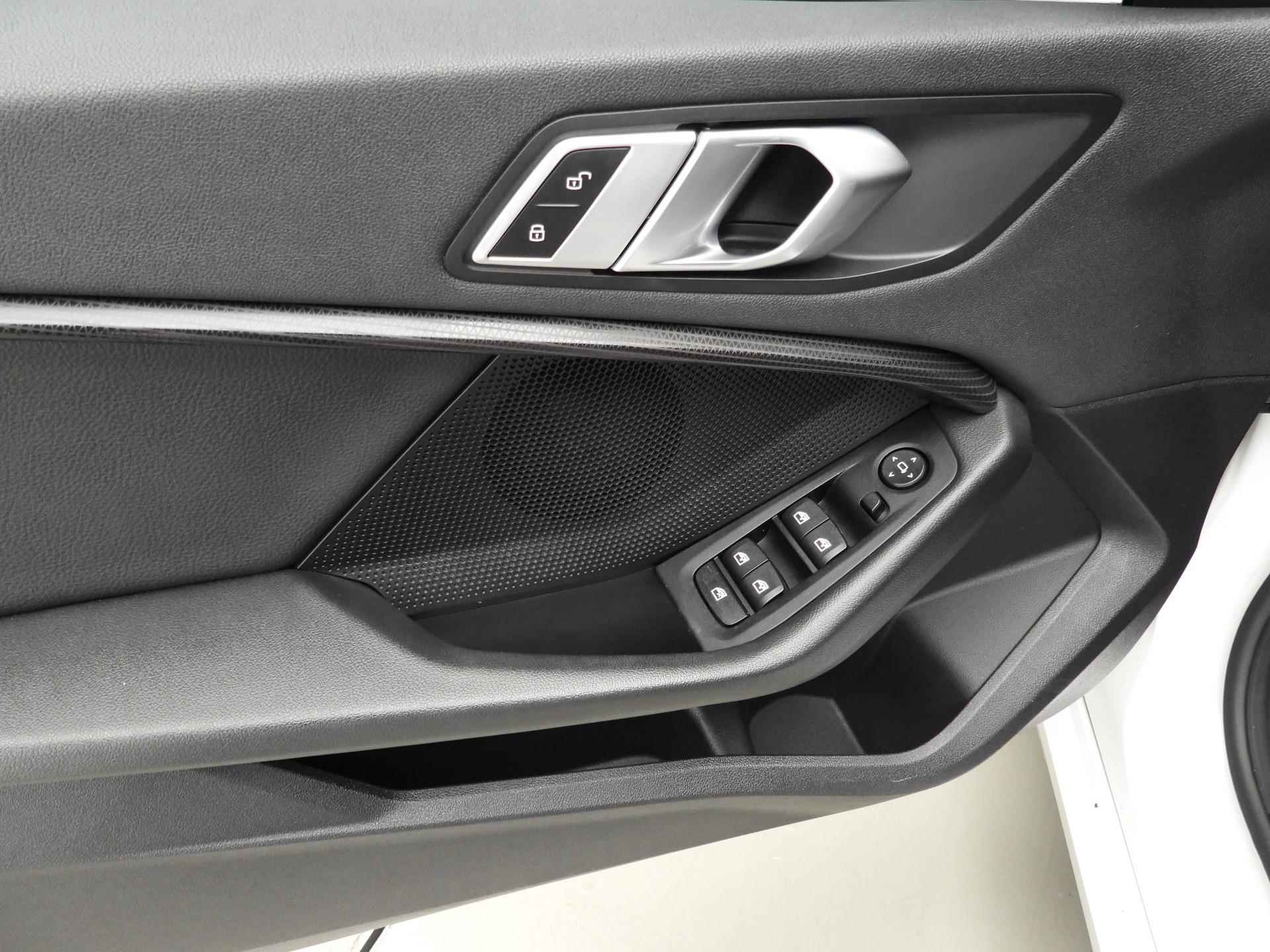 BMW 2 Serie Gran Coupé 218i LED | Navigatie | Trekhaak | Sportstoelen | DAB | Hifi speakers | Alu 18 inch - 20/38