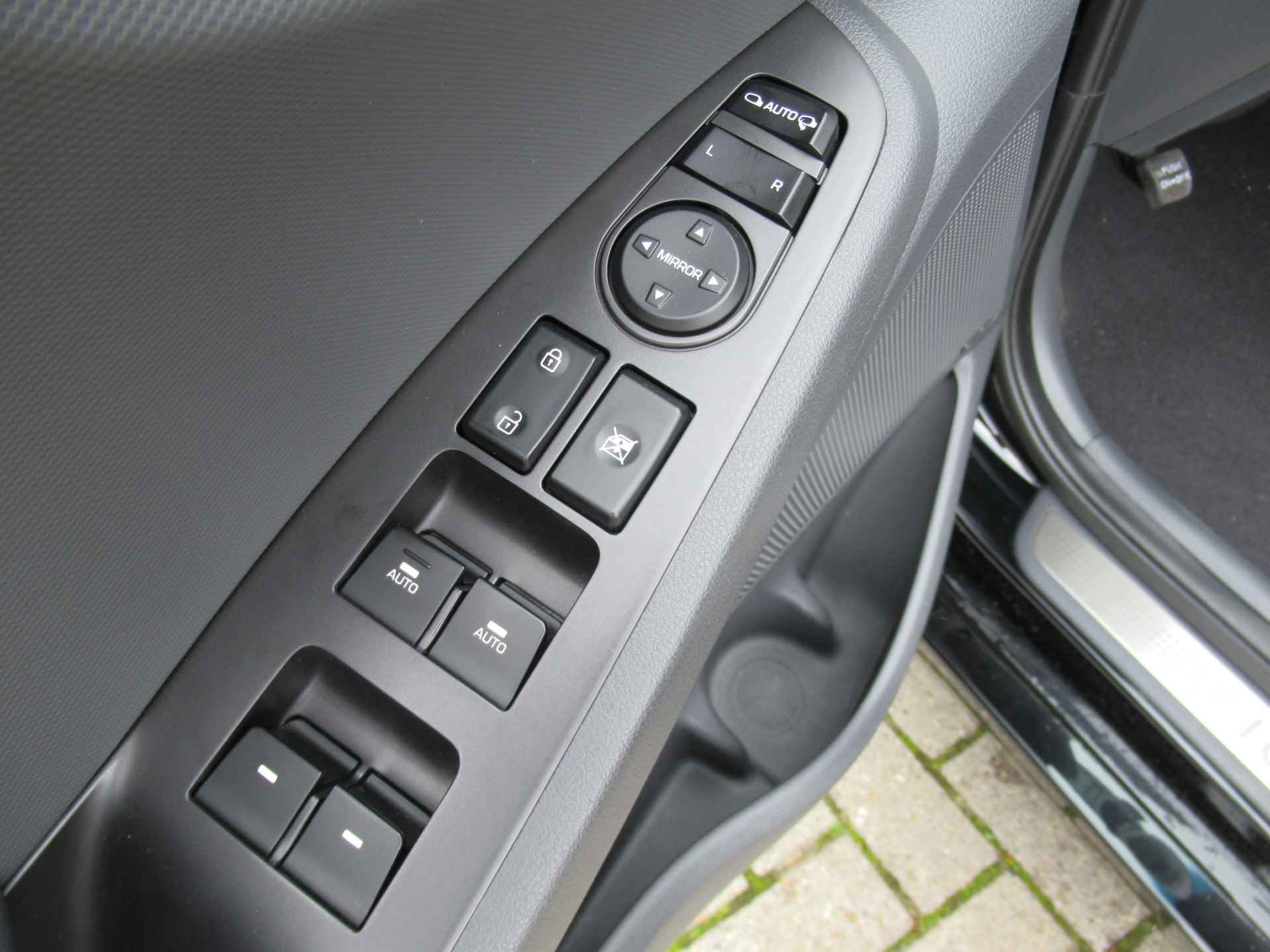 Hyundai IONIQ 1.6 GDi PHEV Plug In Premium 2e eigen - dealer onderh - full options! - 12/39