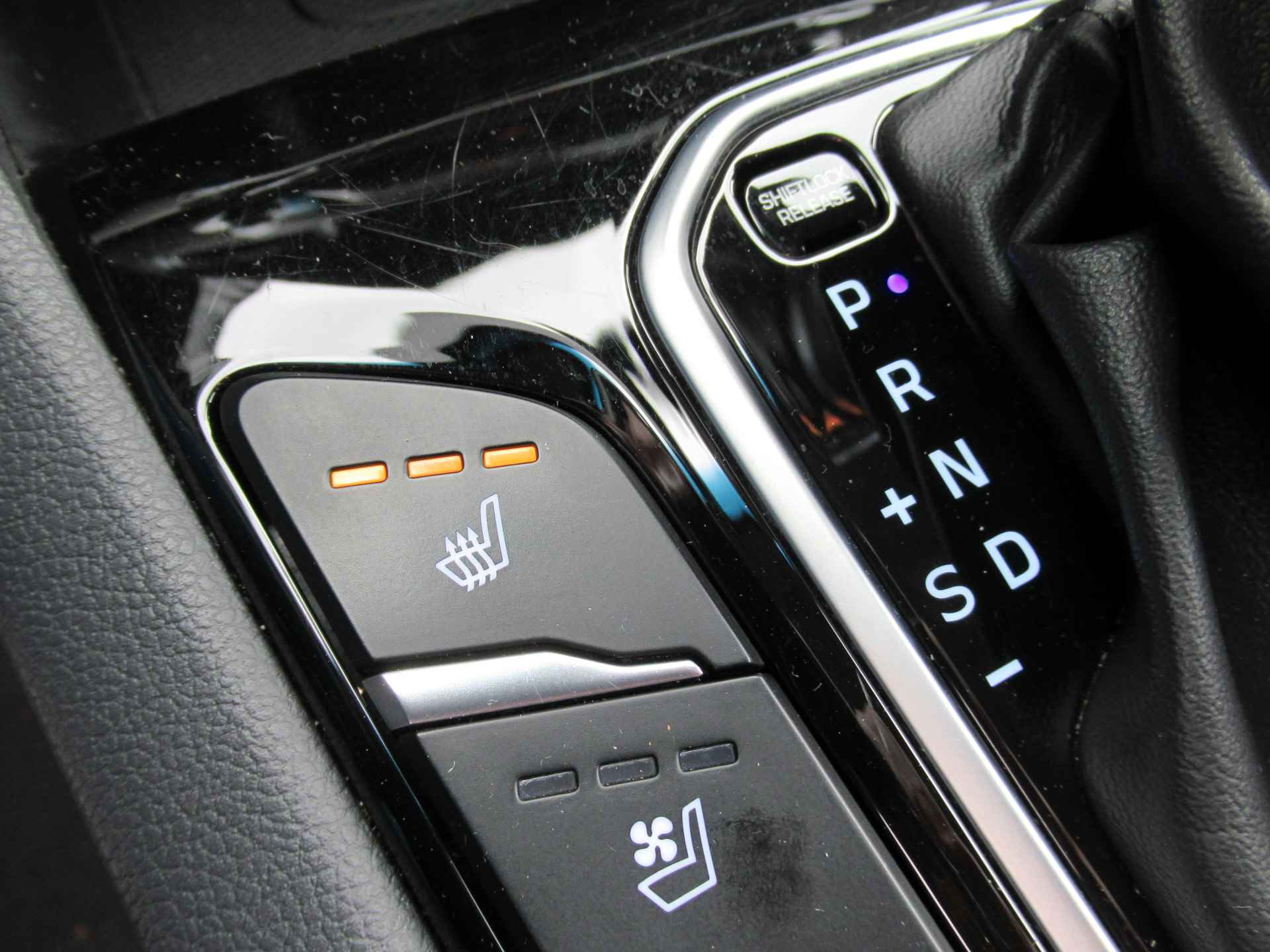 Hyundai IONIQ 1.6 GDi PHEV Plug In Premium 2e eigen - dealer onderh - full options! - 36/39