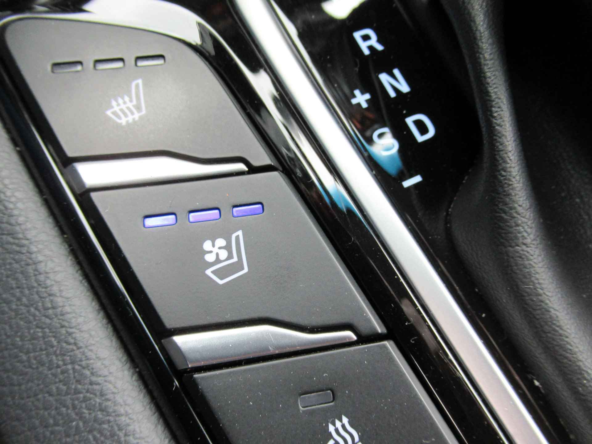 Hyundai IONIQ 1.6 GDi PHEV Plug In Premium 2e eigen - dealer onderh - full options! - 37/39