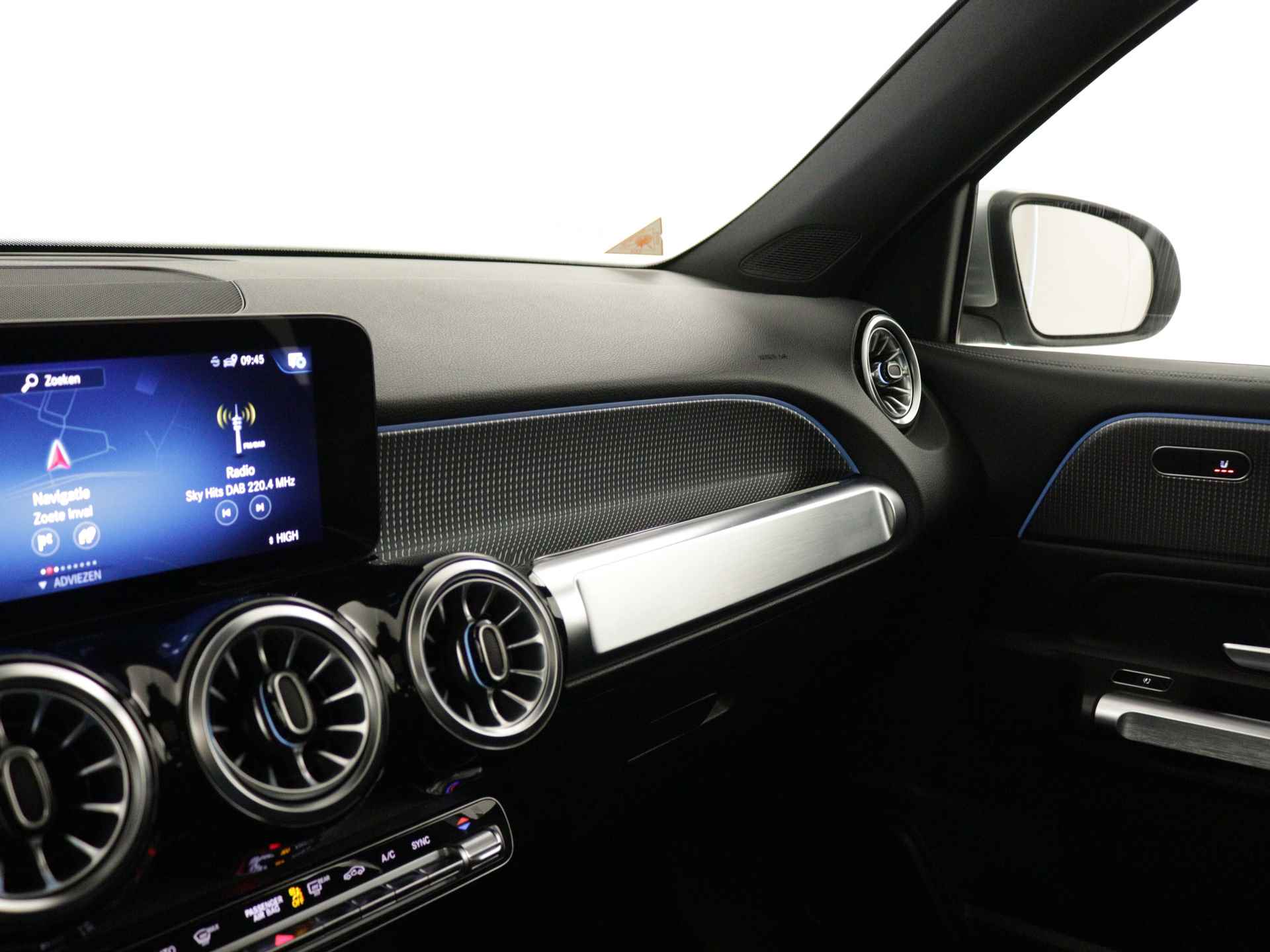 Mercedes-Benz GLB 180 Business Solution | Panoramadak | Parkeersensoren + Camera | Sfeerverlichting | Elektrische achterklep | Inclusief 24 maanden Mercedes-Benz Certified garantie voor Europa. - 8/44