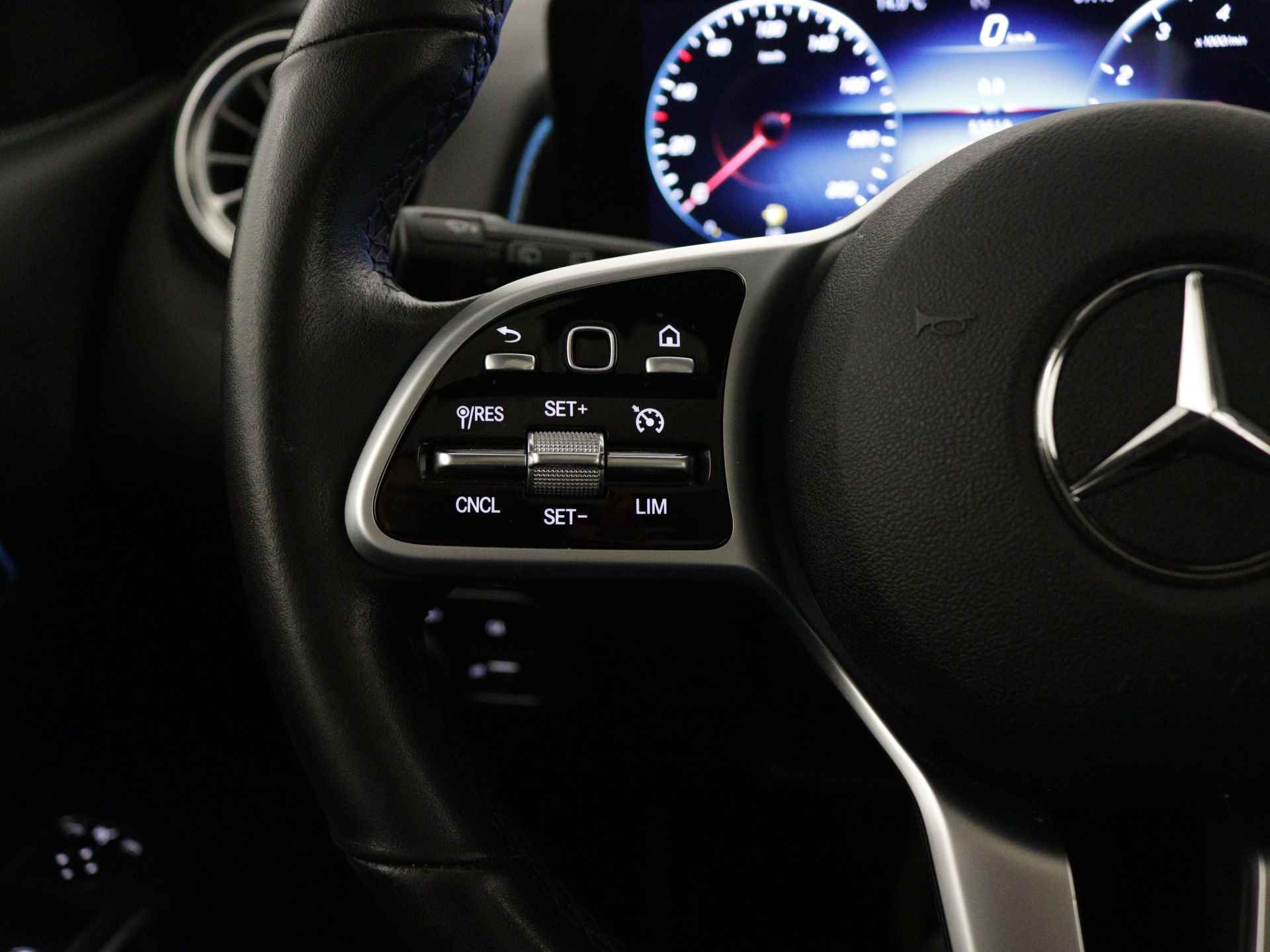 Mercedes-Benz GLB 180 Business Solution | Panoramadak | Parkeersensoren + Camera | Sfeerverlichting | Elektrische achterklep | Inclusief 24 maanden Mercedes-Benz Certified garantie voor Europa. - 23/44