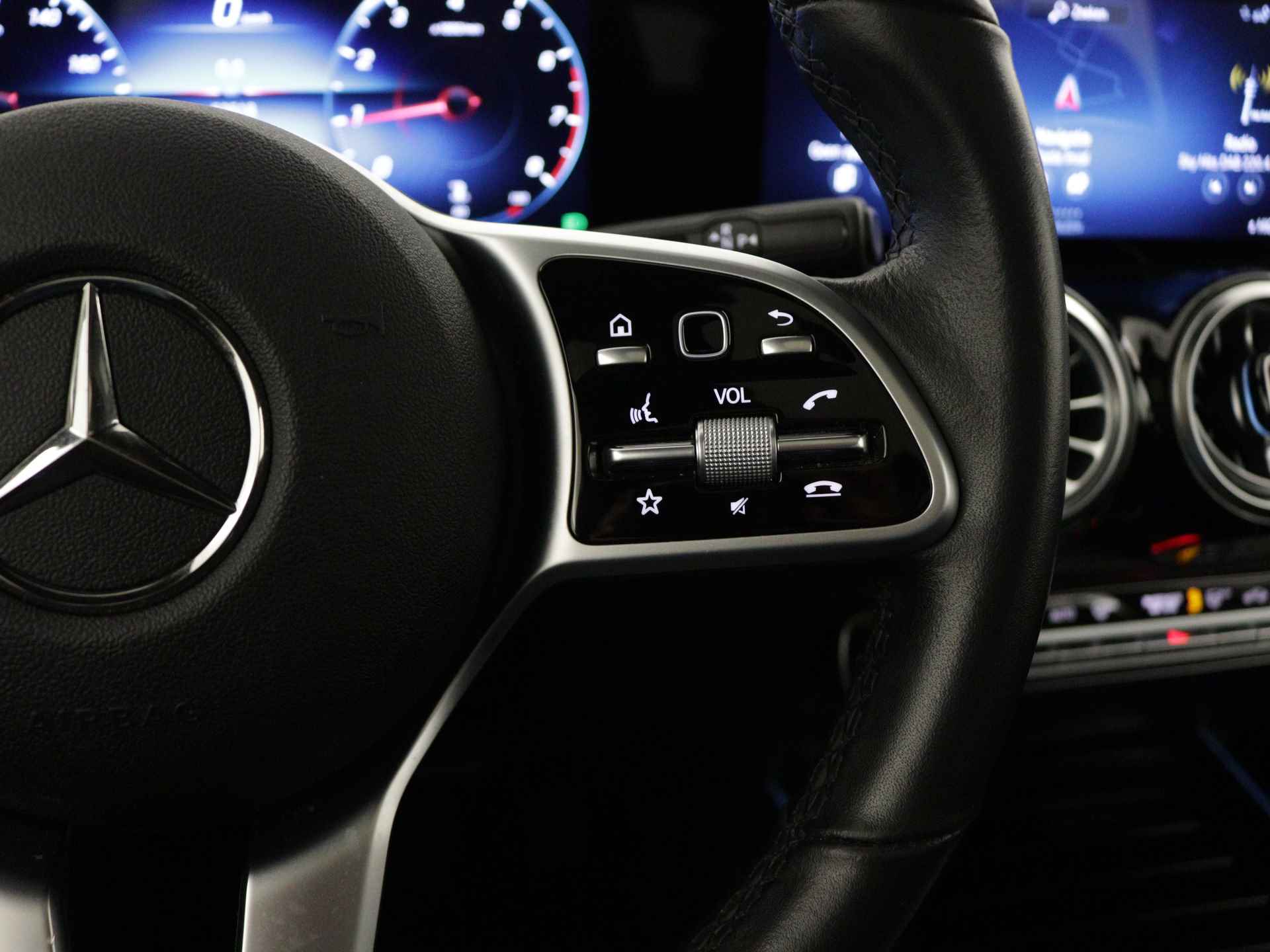Mercedes-Benz GLB 180 Business Solution | Panoramadak | Parkeersensoren + Camera | Sfeerverlichting | Elektrische achterklep | Inclusief 24 maanden Mercedes-Benz Certified garantie voor Europa. - 24/44