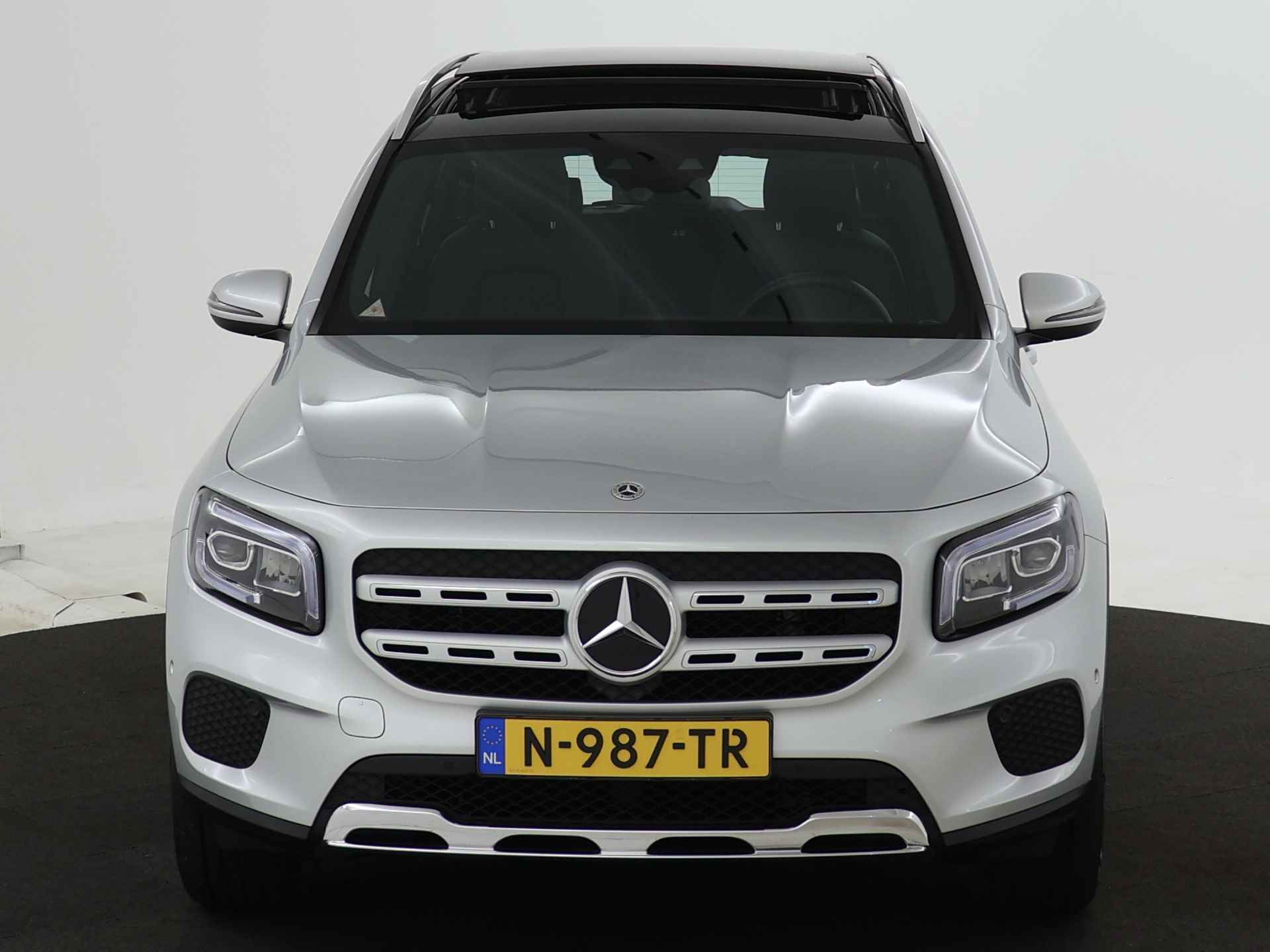 Mercedes-Benz GLB 180 Business Solution | Panoramadak | Parkeersensoren + Camera | Sfeerverlichting | Elektrische achterklep | Inclusief 24 maanden Mercedes-Benz Certified garantie voor Europa. - 28/44