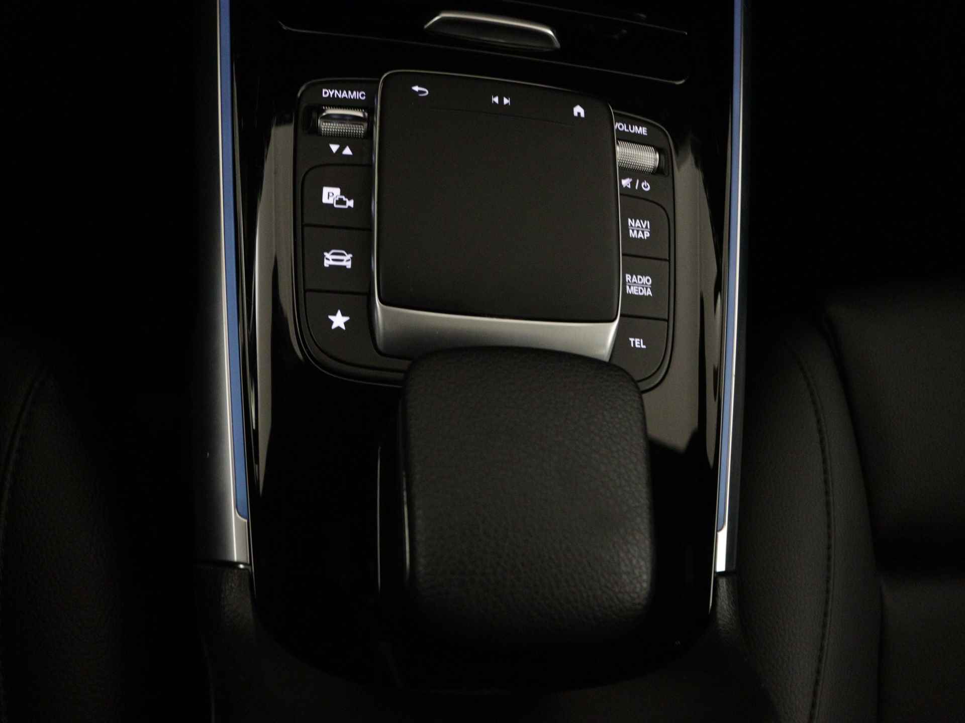 Mercedes-Benz GLB 180 Business Solution | Panoramadak | Parkeersensoren + Camera | Sfeerverlichting | Elektrische achterklep | Inclusief 24 maanden Mercedes-Benz Certified garantie voor Europa. - 35/44