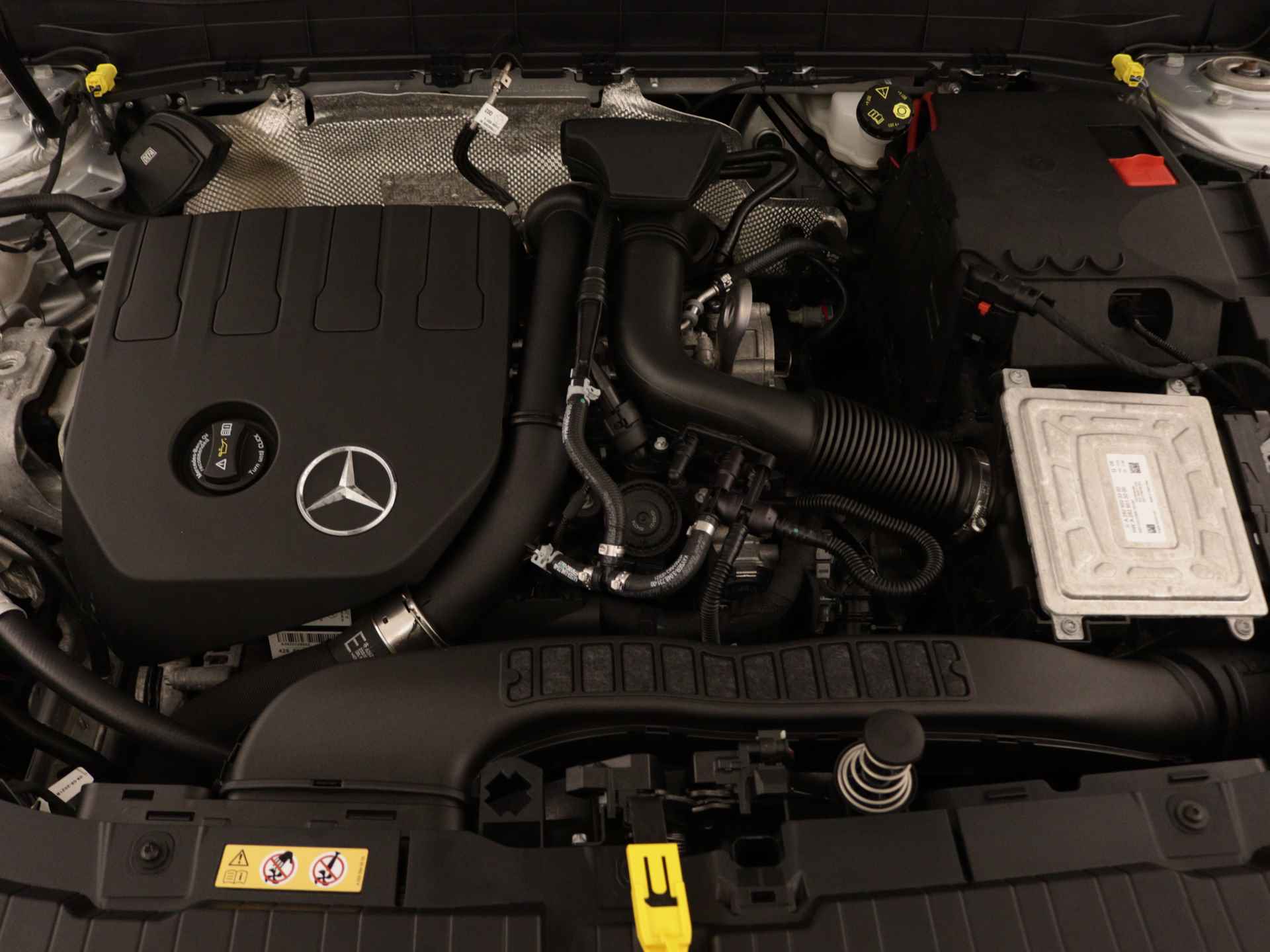 Mercedes-Benz GLB 180 Business Solution | Panoramadak | Parkeersensoren + Camera | Sfeerverlichting | Elektrische achterklep | Inclusief 24 maanden Mercedes-Benz Certified garantie voor Europa. - 41/44