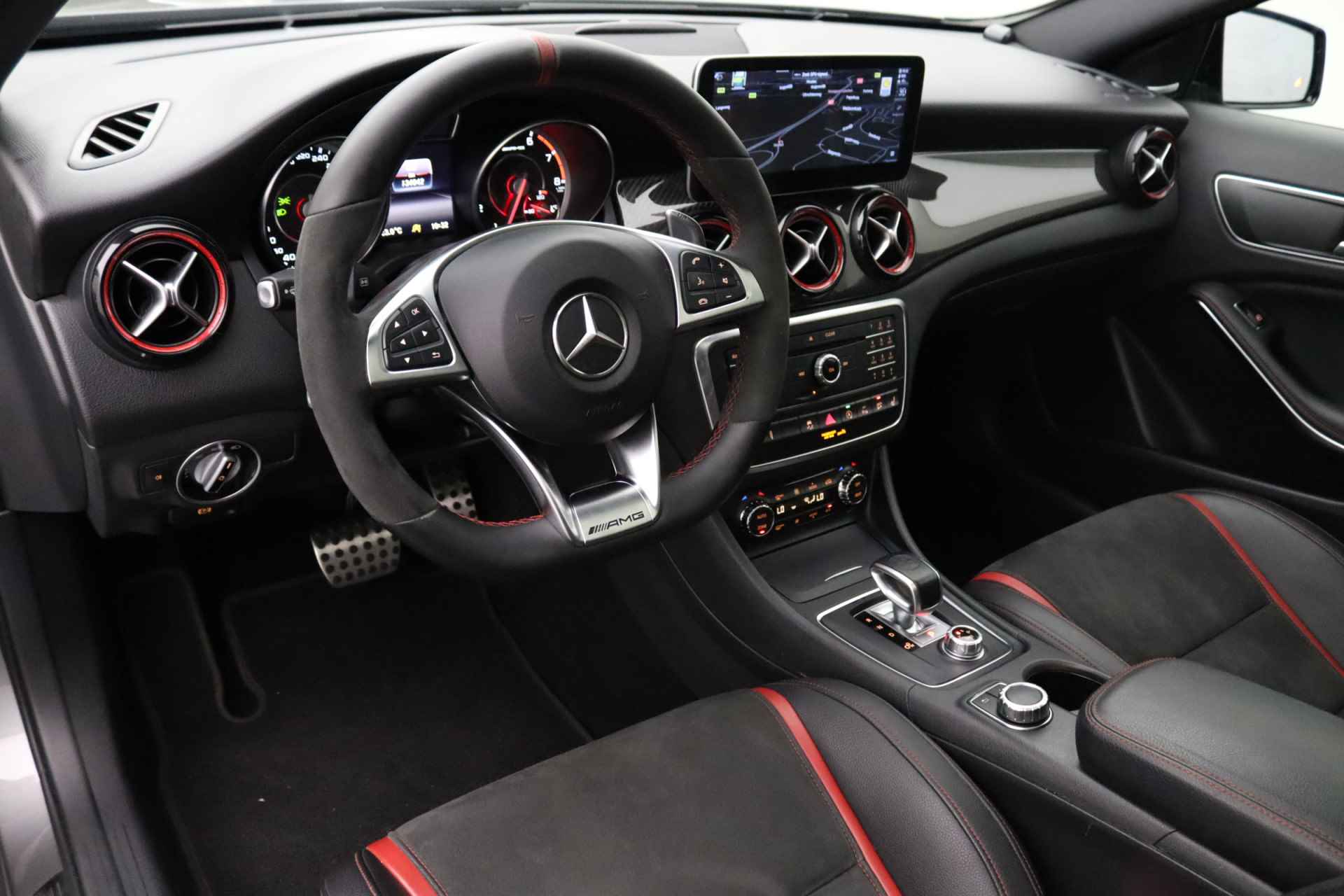 Mercedes-Benz GLA AMG 45 4MATIC Premium | Elektrisch glazen panoramadak | Lederen bekleding | LED - 27/32