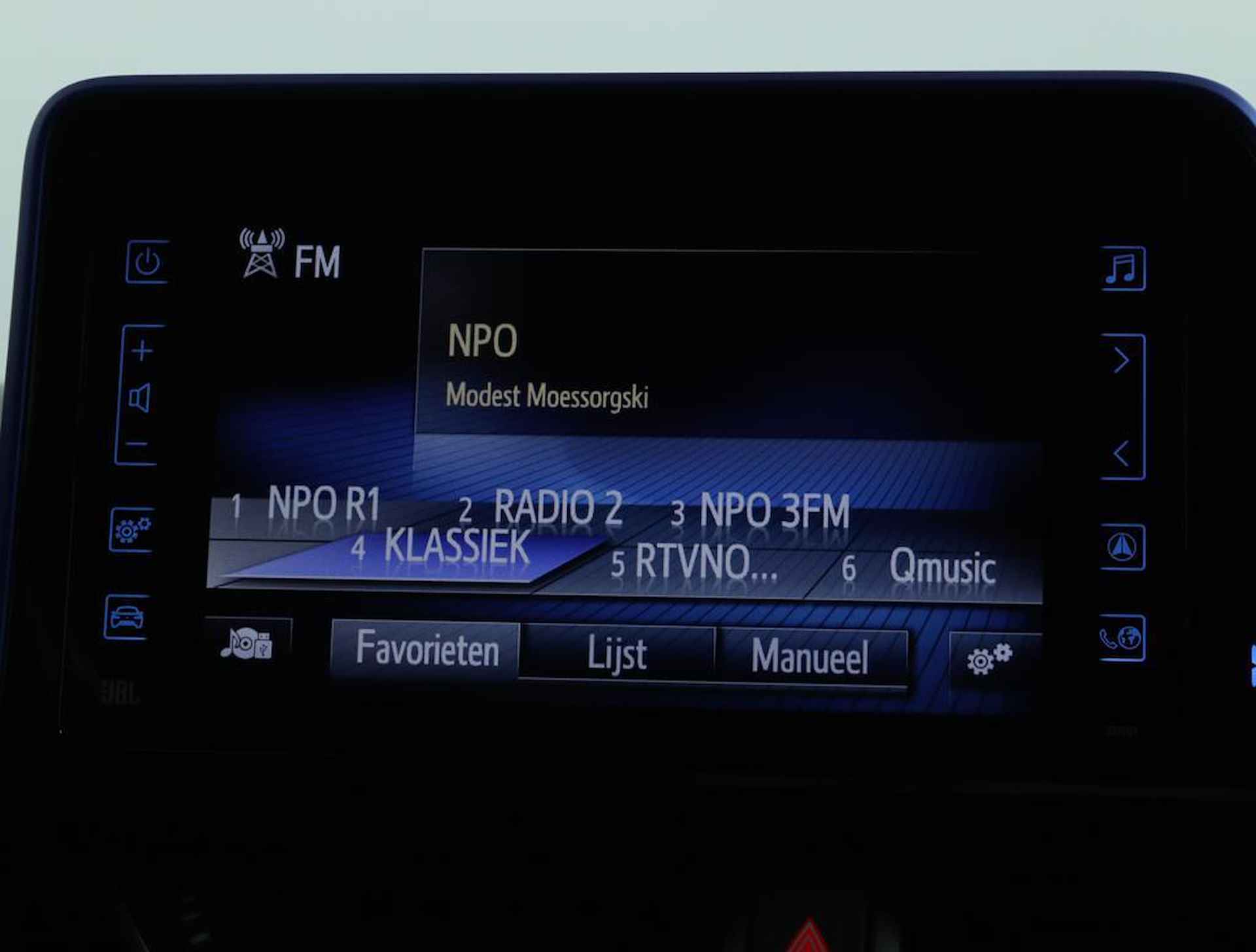 Toyota C-HR 1.8 Hybrid Executive | Trekhaak | Parkeersensoren | Camera | Stoelverwarming | Stuurwielverwarming | Climate Control | DAB+ Radio| - 9/54