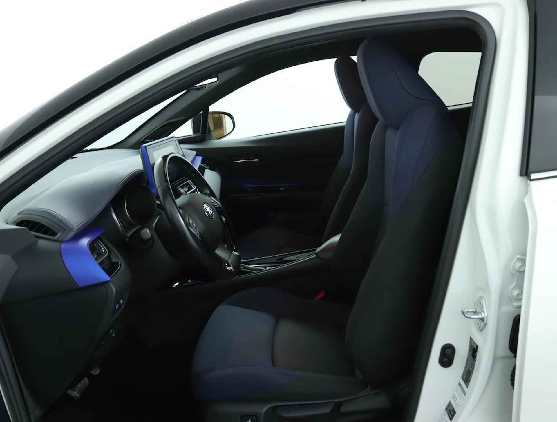 Toyota C-HR 1.8 Hybrid Executive | Trekhaak | Parkeersensoren | Camera | Stoelverwarming | Stuurwielverwarming | Climate Control | DAB+ Radio| - 17/54