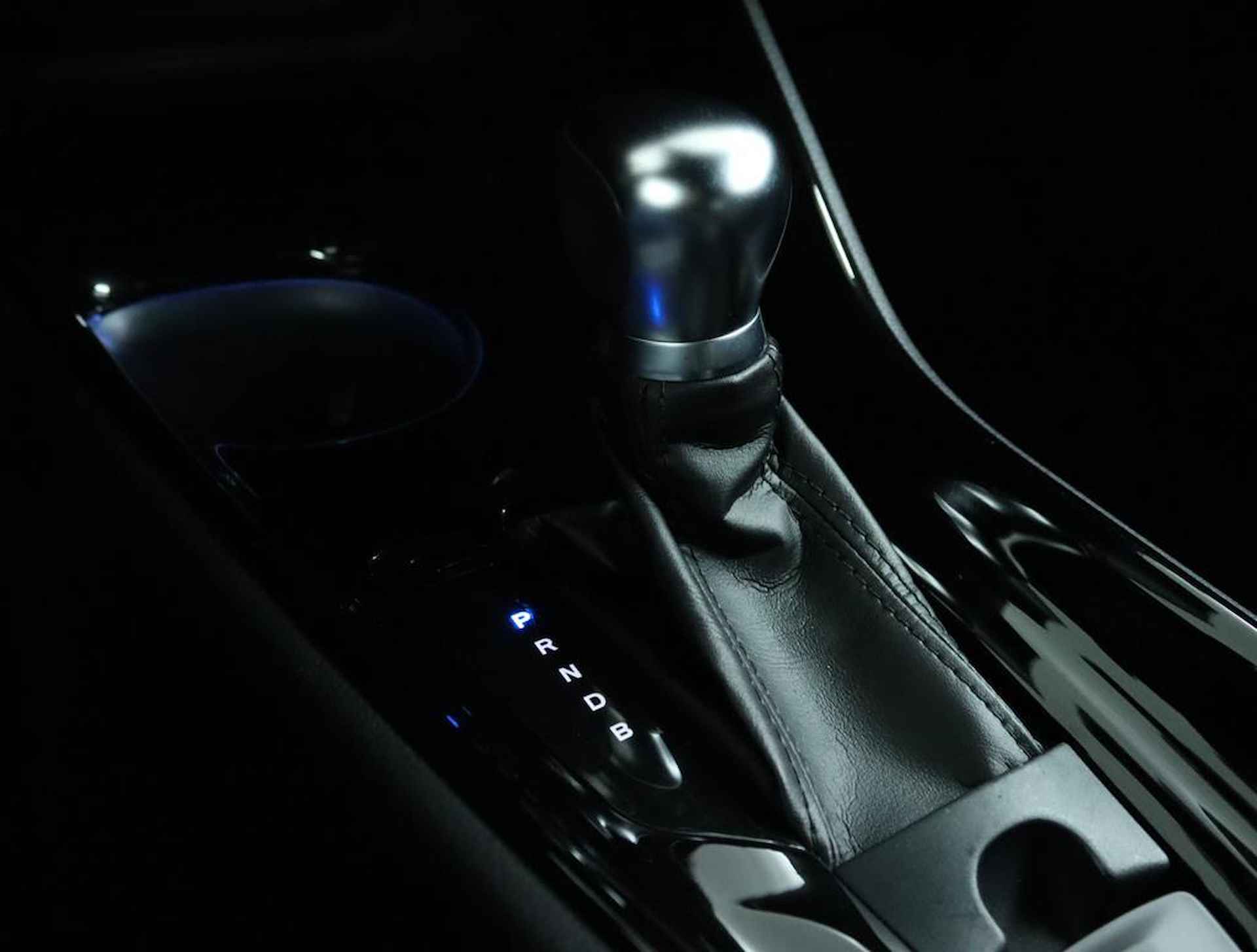 Toyota C-HR 1.8 Hybrid Executive | Trekhaak | Parkeersensoren | Camera | Stoelverwarming | Stuurwielverwarming | Climate Control | DAB+ Radio| - 26/54