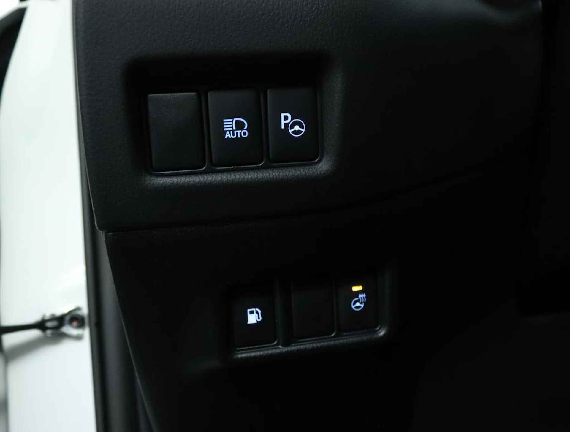 Toyota C-HR 1.8 Hybrid Executive | Trekhaak | Parkeersensoren | Camera | Stoelverwarming | Stuurwielverwarming | Climate Control | DAB+ Radio| - 28/54