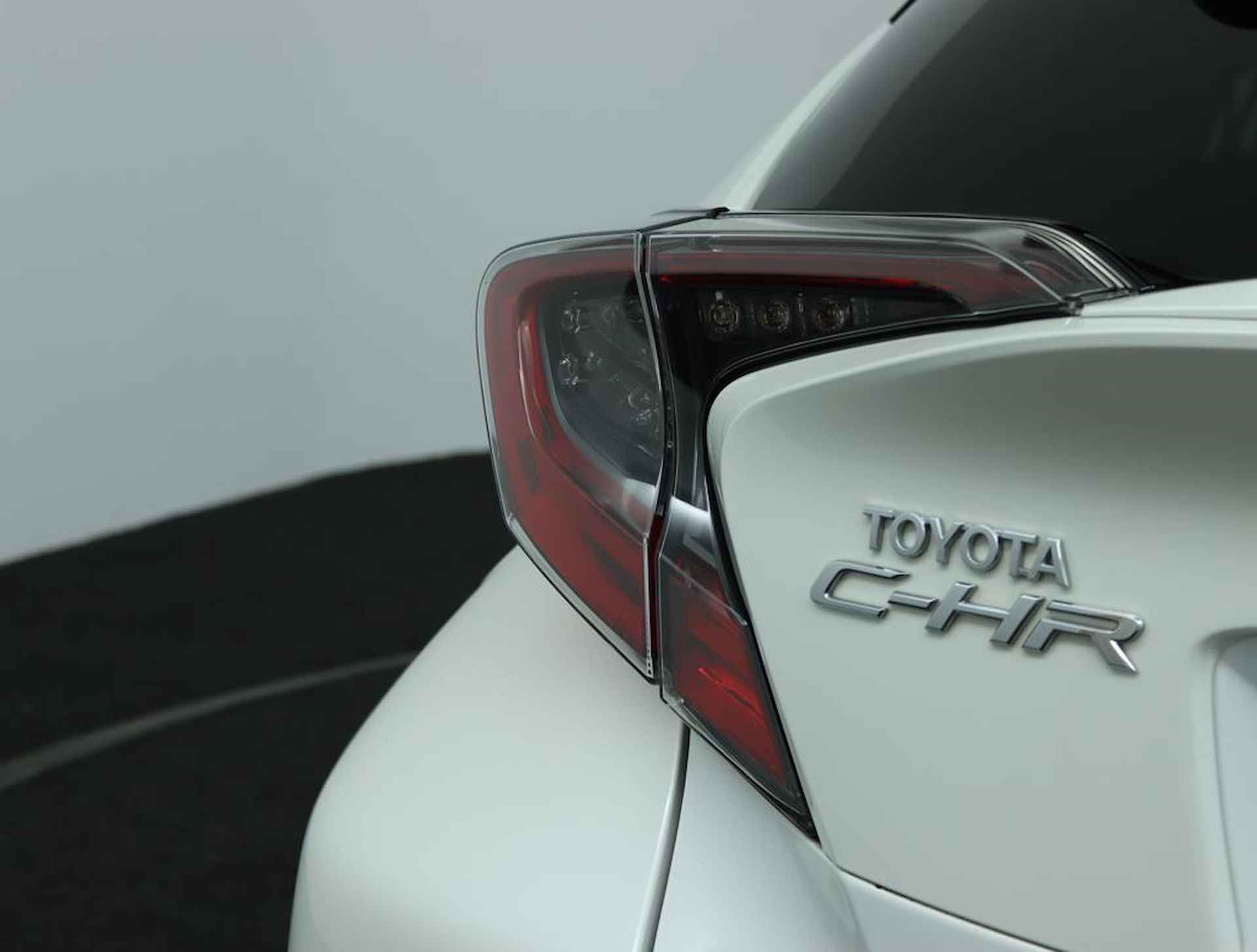 Toyota C-HR 1.8 Hybrid Executive | Trekhaak | Parkeersensoren | Camera | Stoelverwarming | Stuurwielverwarming | Climate Control | DAB+ Radio| - 37/54