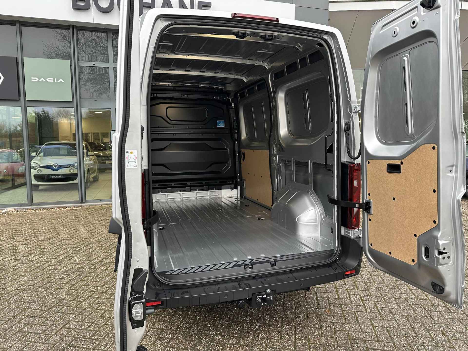 Renault Master T35 2.0 dCi 130 L2H2 Advance | Trekhaak | Draadloze oplader | Bedrijfswageninrichting | Stoelverwarming | Apple Carplay/Android Auto - 11/47