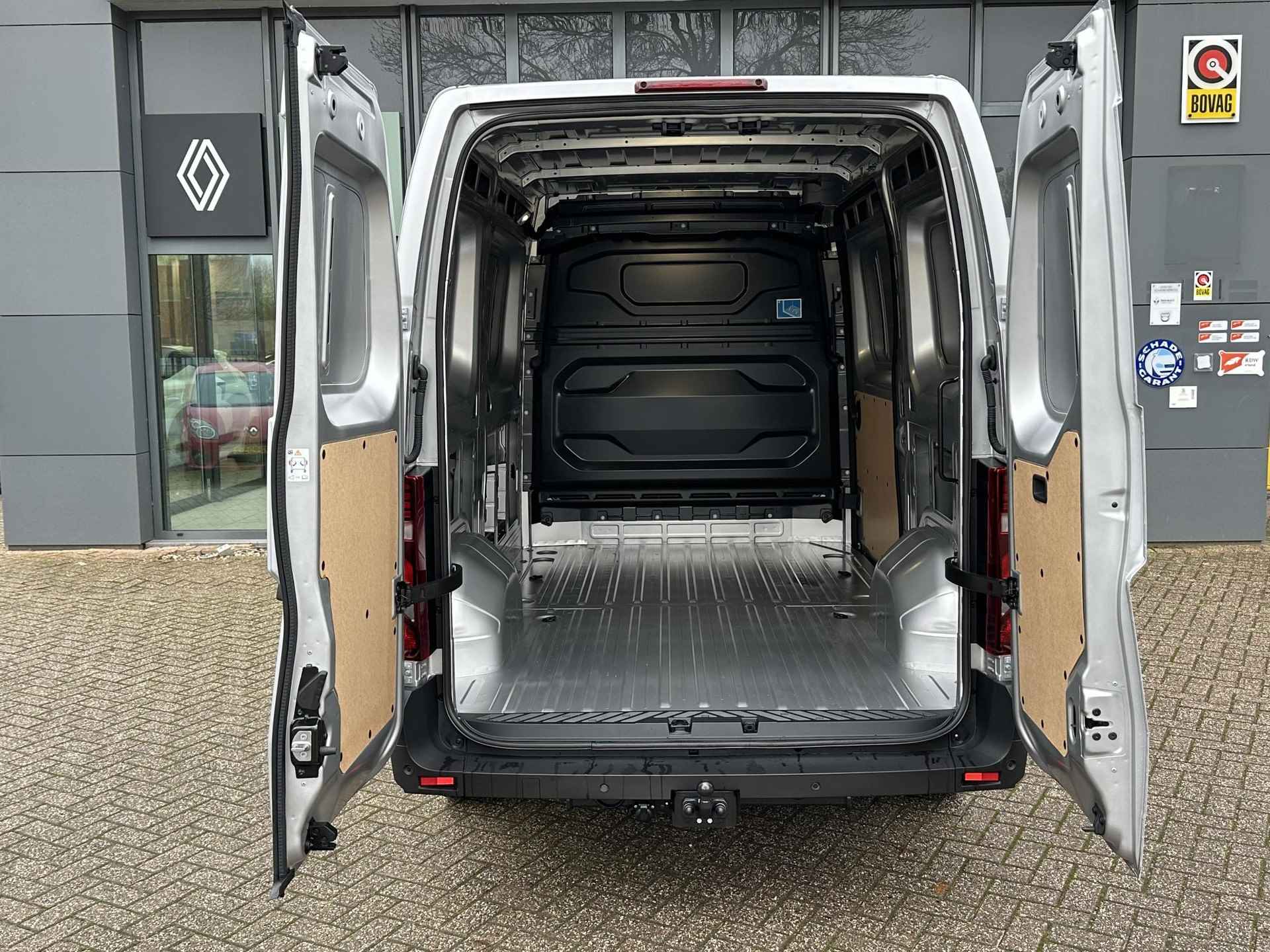 Renault Master T35 2.0 dCi 130 L2H2 Advance | Trekhaak | Draadloze oplader | Bedrijfswageninrichting | Stoelverwarming | Apple Carplay/Android Auto - 12/47