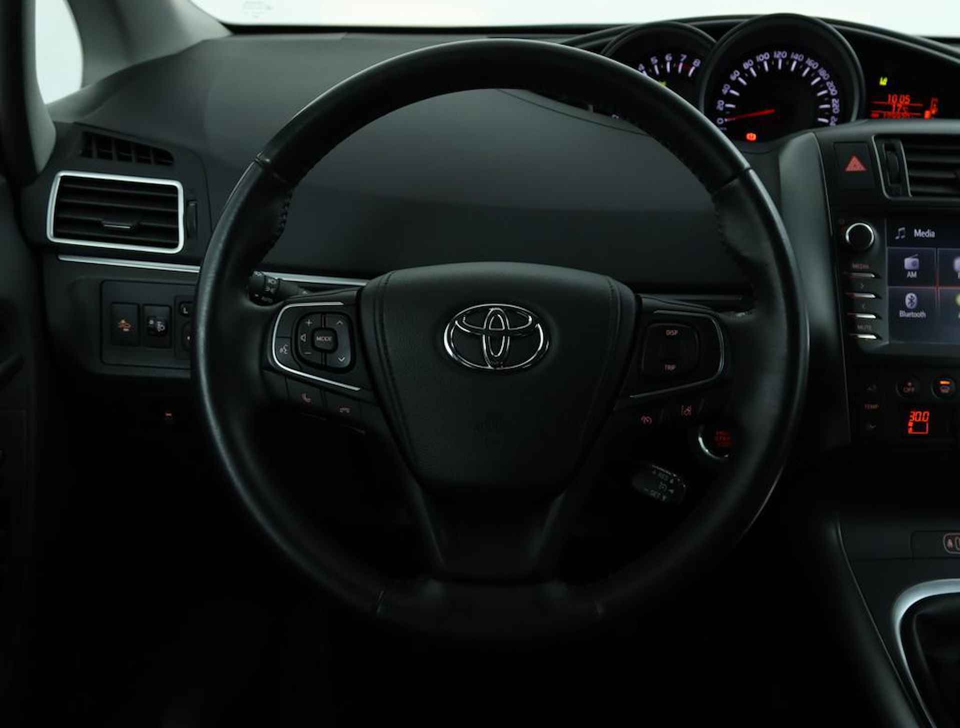 Toyota Verso 1.8 VVT-i Volcano Edition | Panoramadak | Stoelverwarming | Navigatie | Trekhaak | - 19/50