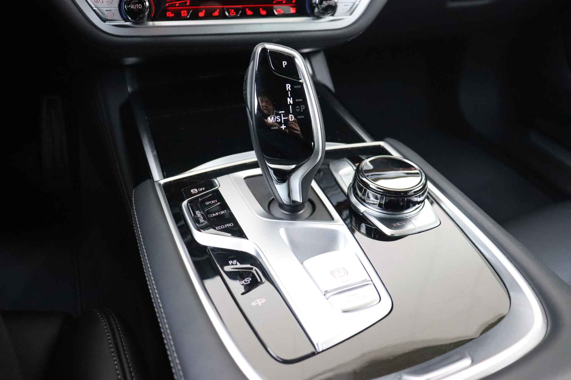BMW 7 Serie Sedan 740d xDrive | High Executive M-Sportpakket Harman Kardon / Laserlicht / Soft Close / Trekhaak / 21'' M-Performance - 27/38