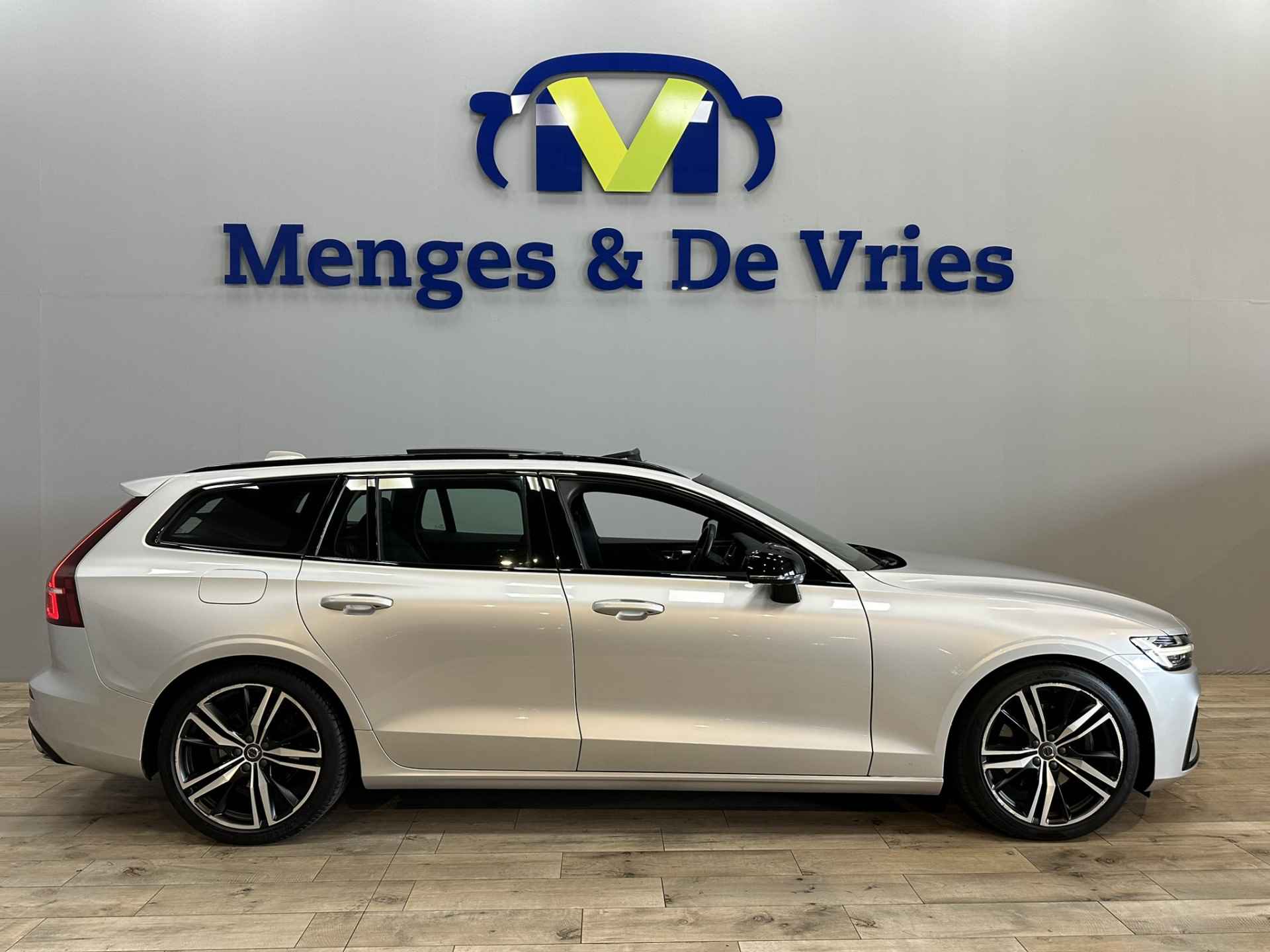 Volvo V60 2.0 B3 R-Design Airco ECC | LED | Panorama | 360 Camera | Harman Kardon | Trekhaak | Adaptive Cruise | Apple Carplay | Stoelverwarming | Isofix | NAP | - 2/52