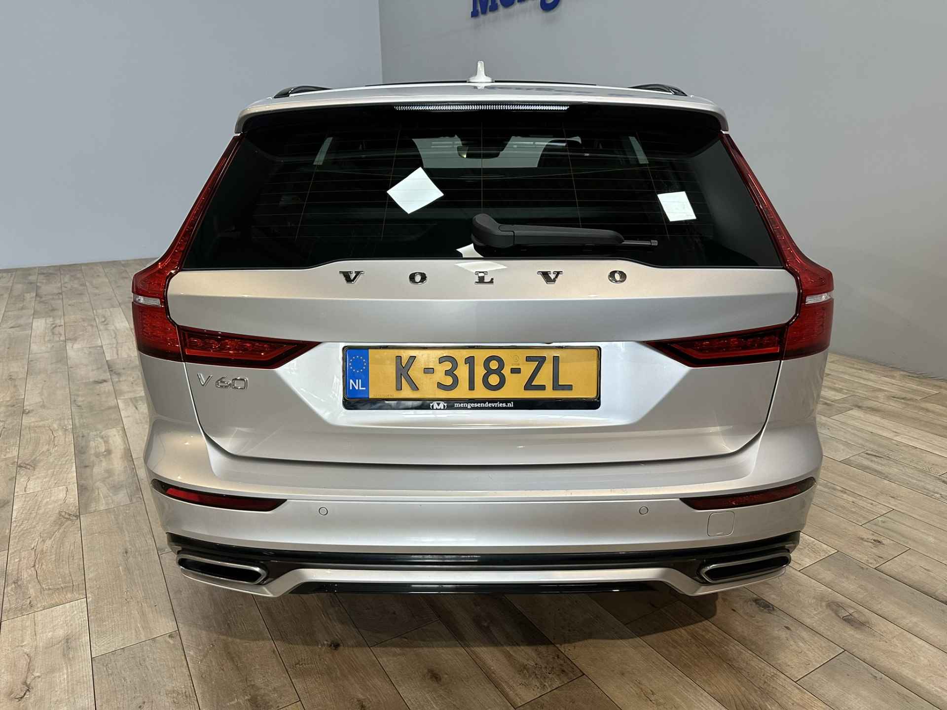 Volvo V60 2.0 B3 R-Design Airco ECC | LED | Panorama | 360 Camera | Harman Kardon | Trekhaak | Adaptive Cruise | Apple Carplay | Stoelverwarming | Isofix | NAP | - 4/52