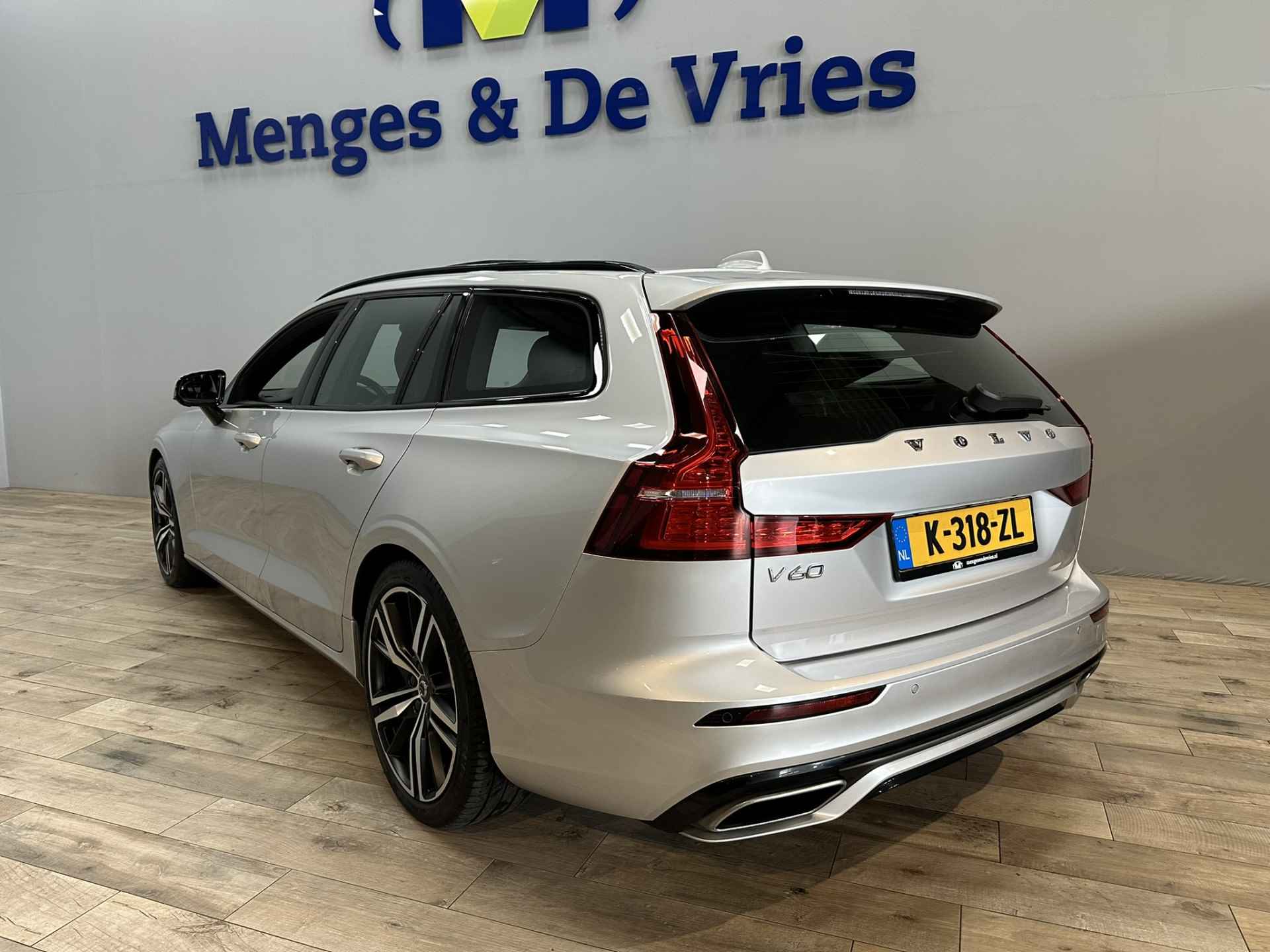 Volvo V60 2.0 B3 R-Design Airco ECC | LED | Panorama | 360 Camera | Harman Kardon | Trekhaak | Adaptive Cruise | Apple Carplay | Stoelverwarming | Isofix | NAP | - 5/52